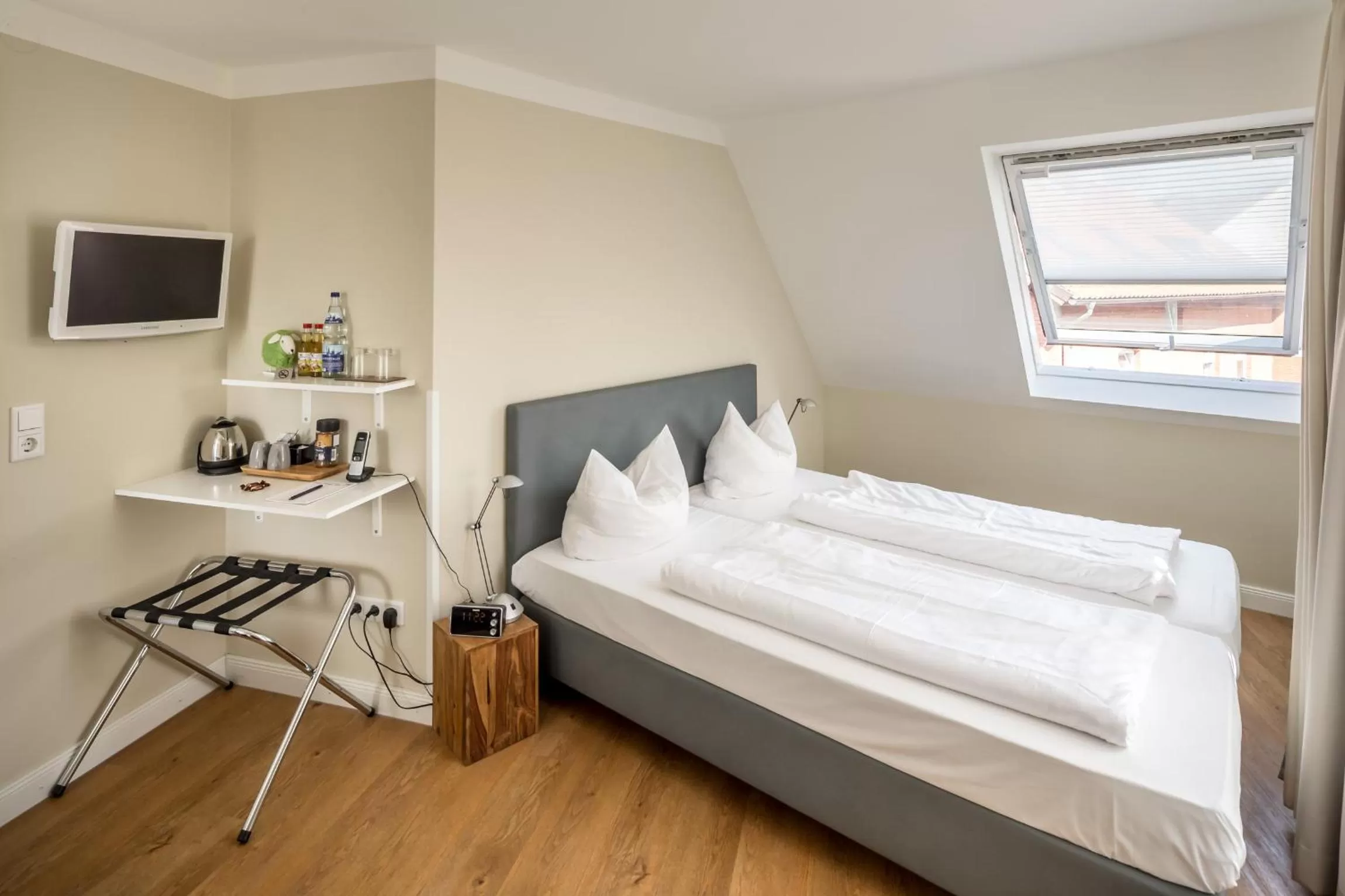 Photo of the whole room, Bed in Hotel Zum Roten Tore