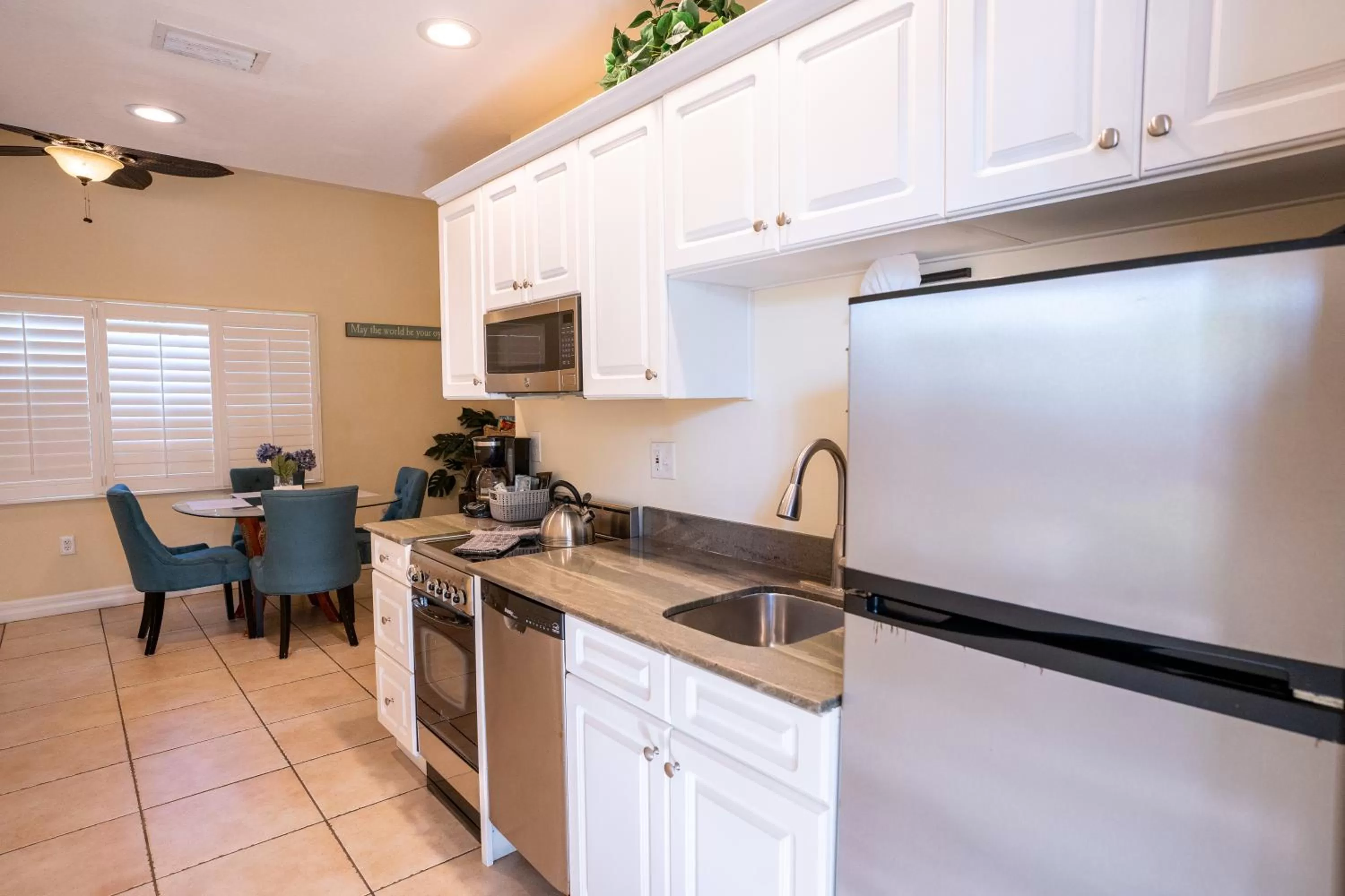 Kitchen or kitchenette in The Capri at Siesta