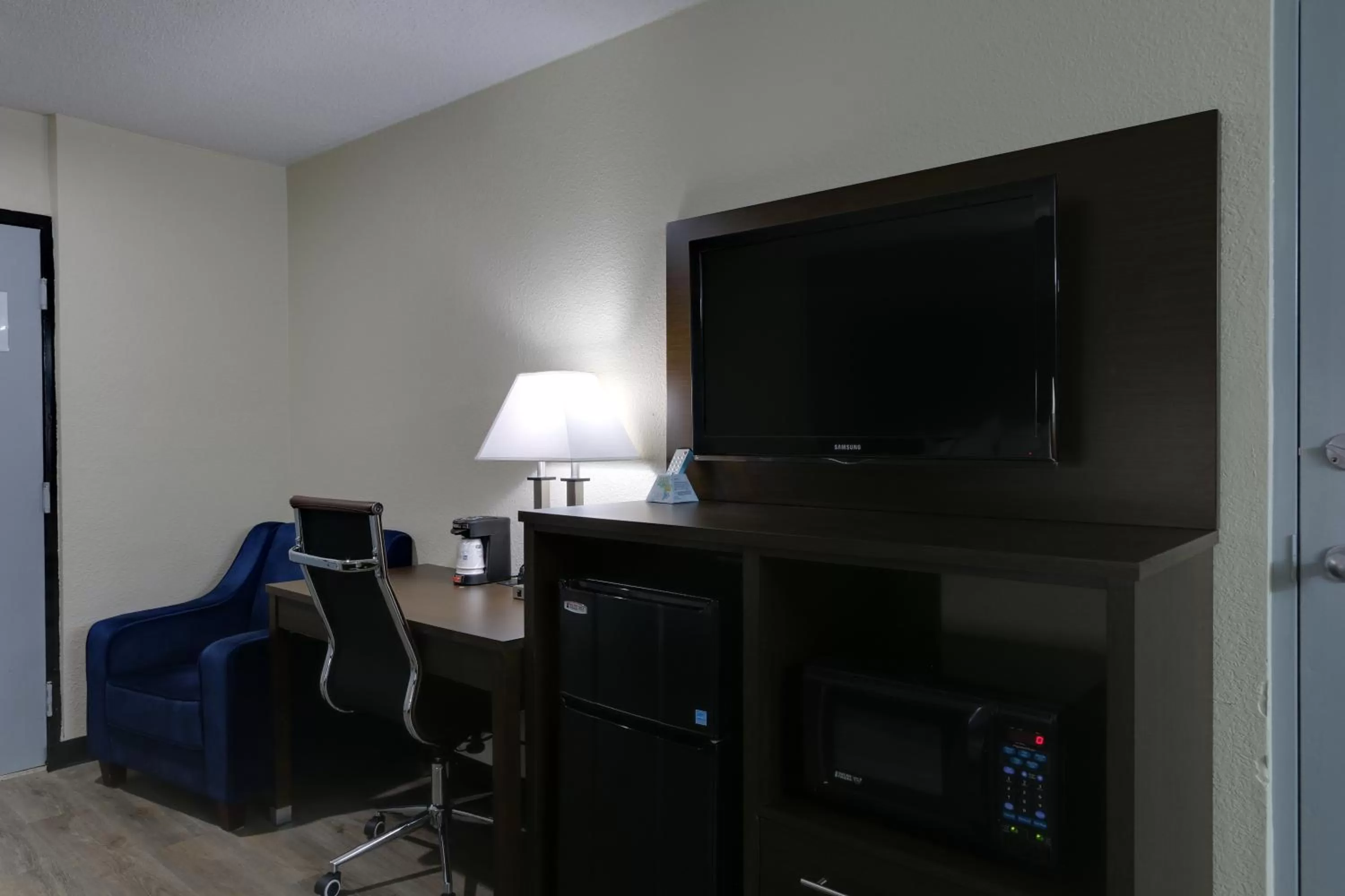 TV and multimedia in Baymont by Wyndham Ridgeland I-95