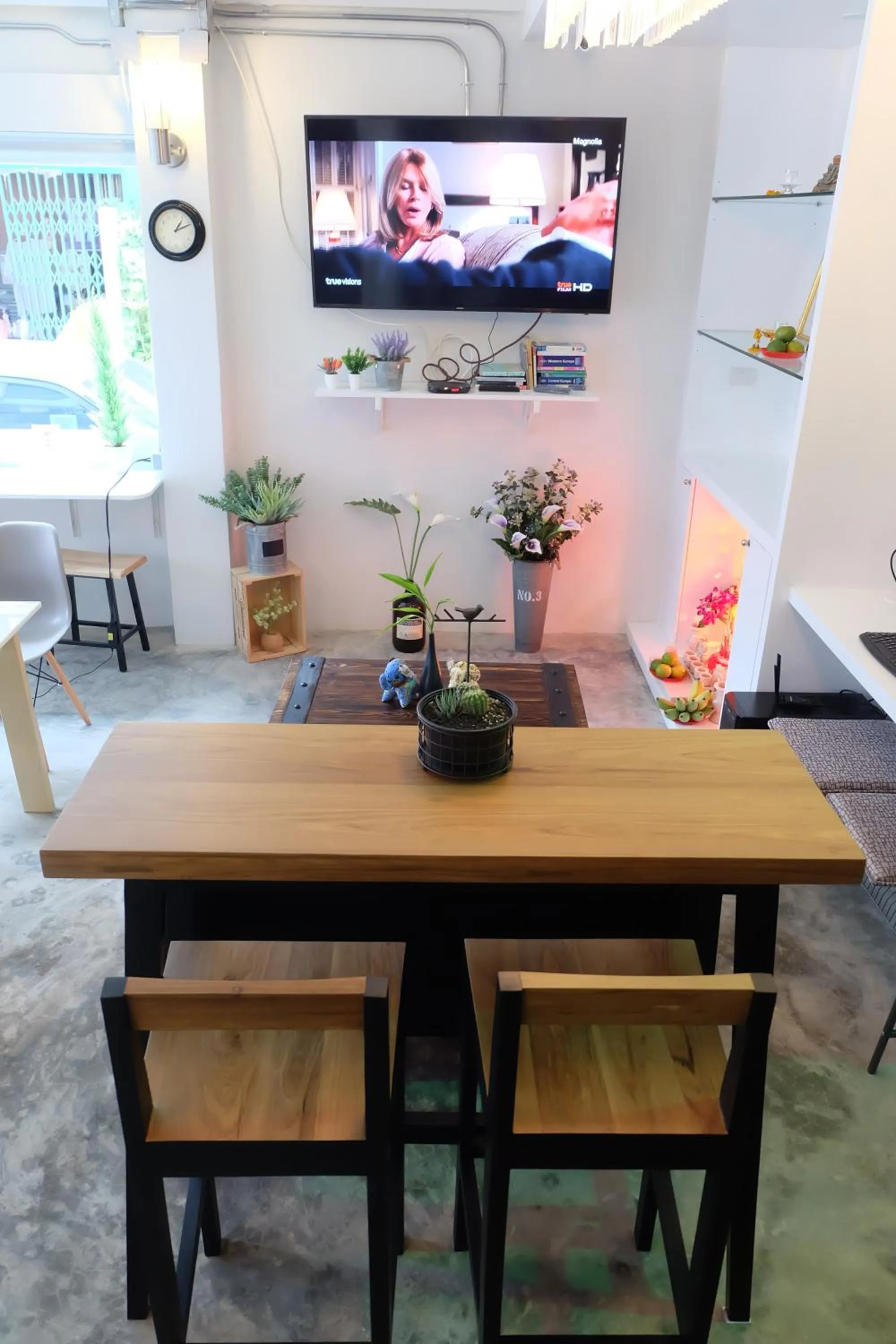 Communal lounge/ TV room in Diff Hostel