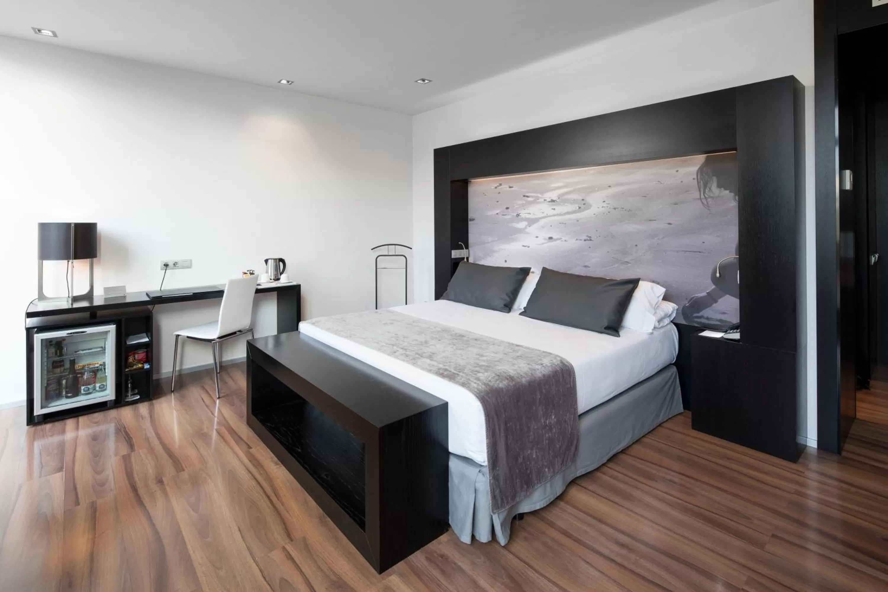 Photo of the whole room, Bed in Catalonia Catedral