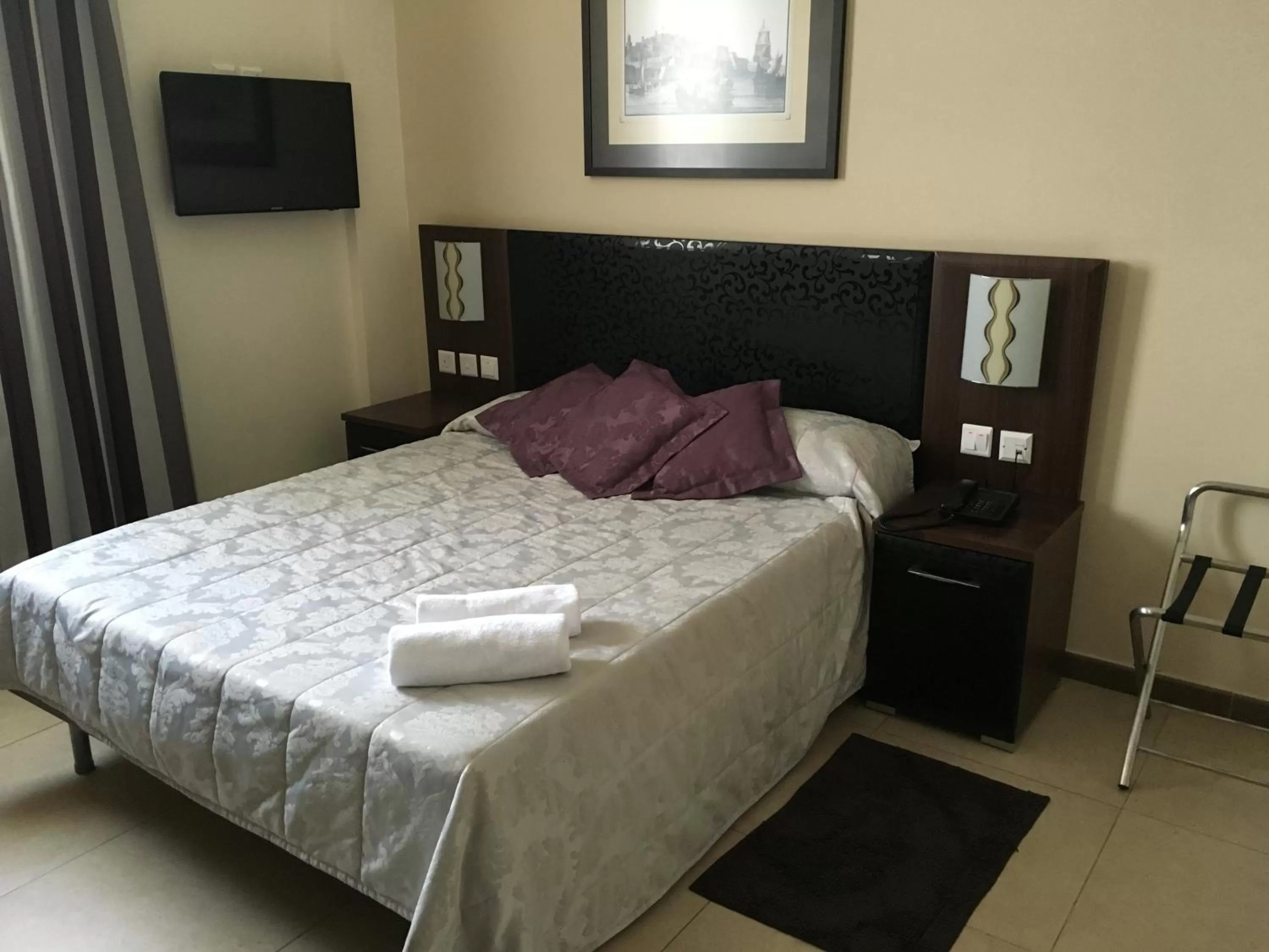 Bedroom, Bed in Grand Harbour Hotel