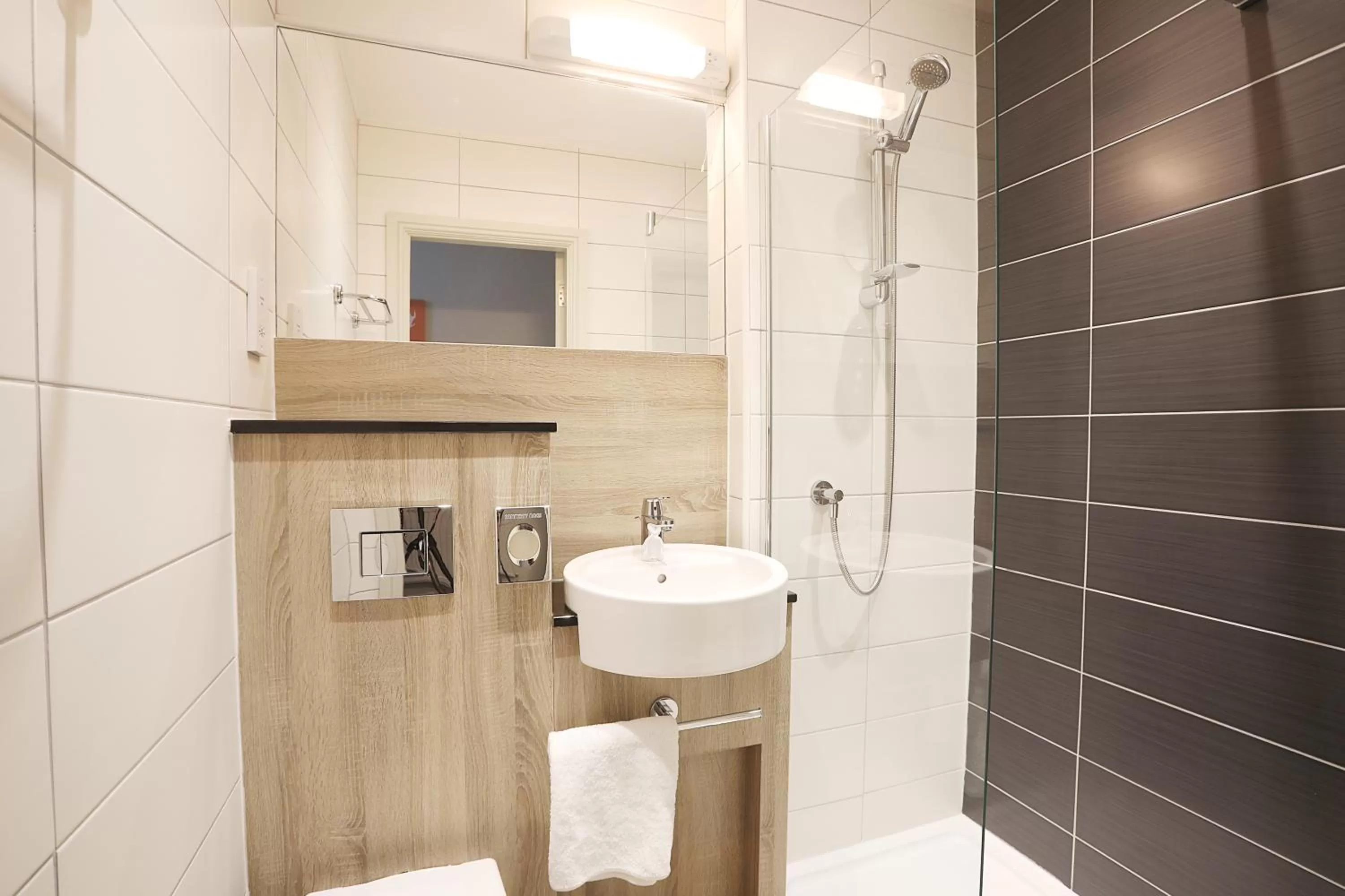 Shower in Cairn Hotel & Apartments