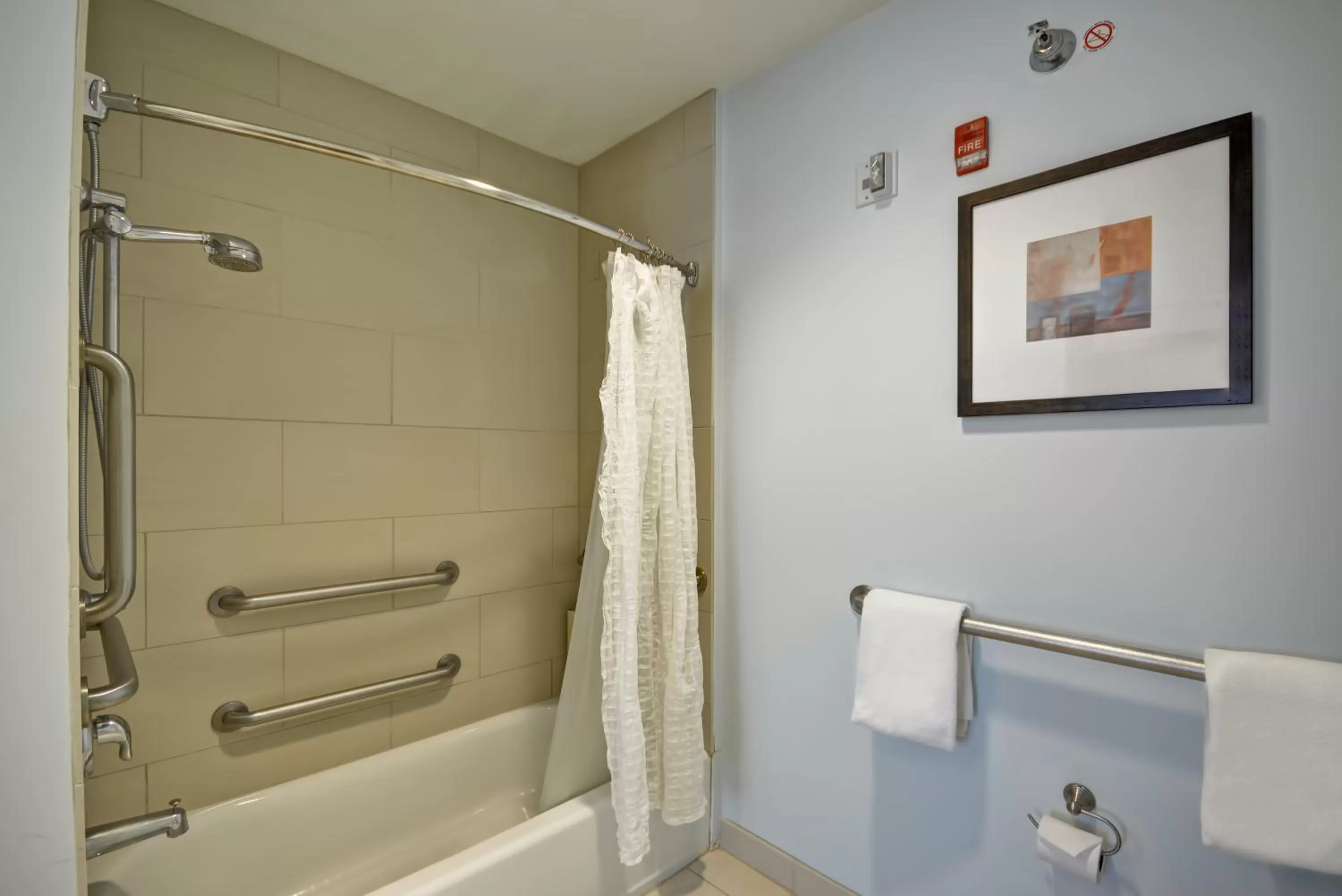King Room with Accessible Tub - Disability Access in Hyatt House Naperville/Warrenville
