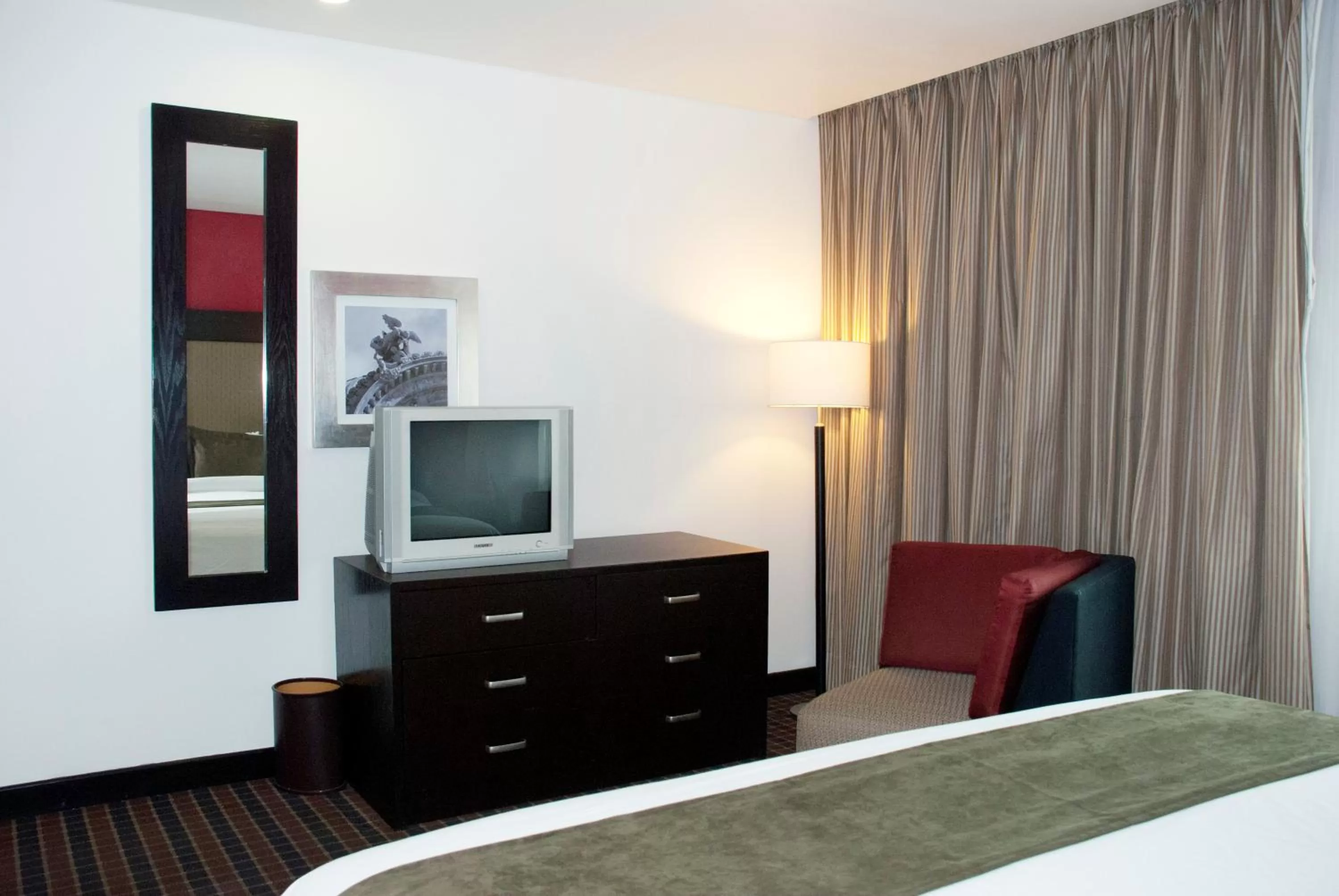 Bedroom, Bed in Hotel & Suites PF