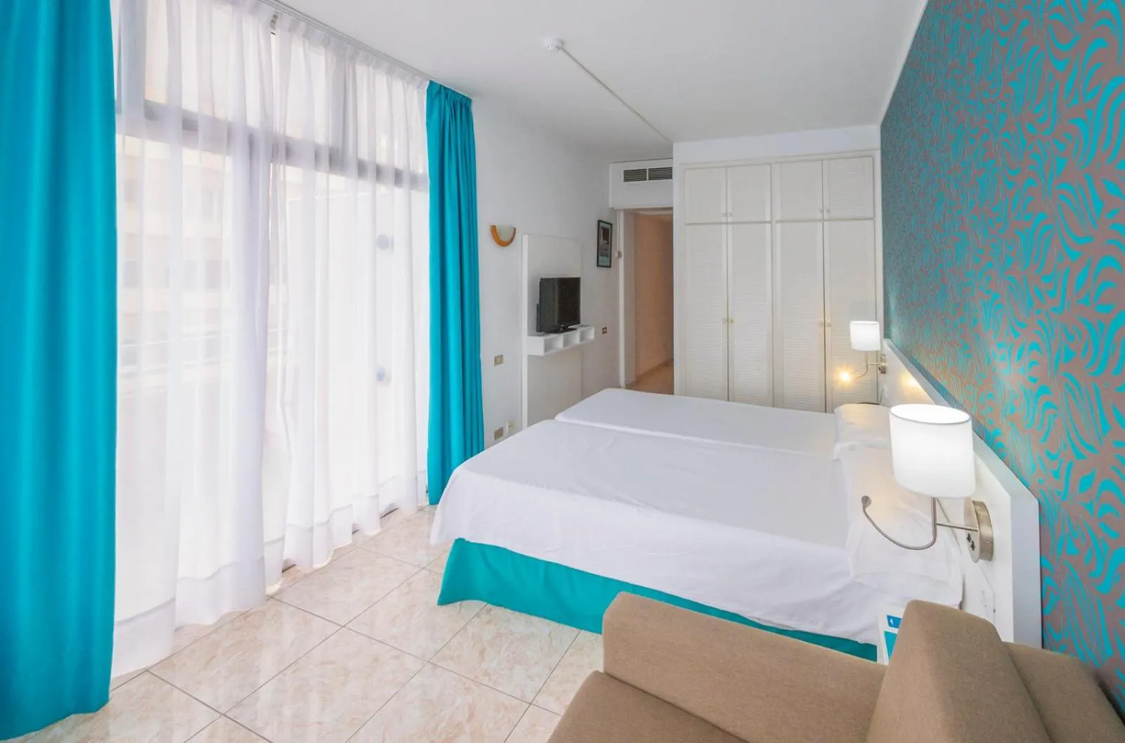 Photo of the whole room, Bed in Checkin Concordia Playa