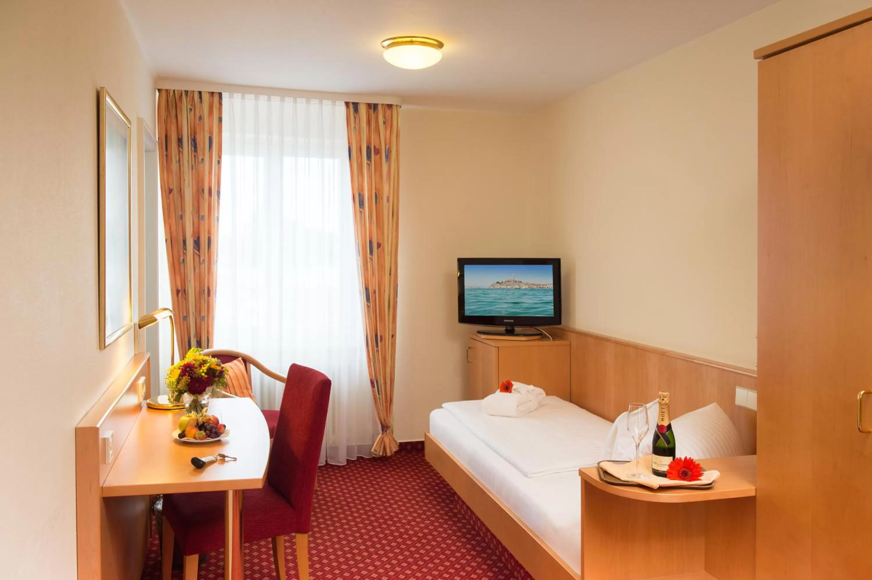 Photo of the whole room, TV/Entertainment Center in Strandhotel Löchnerhaus