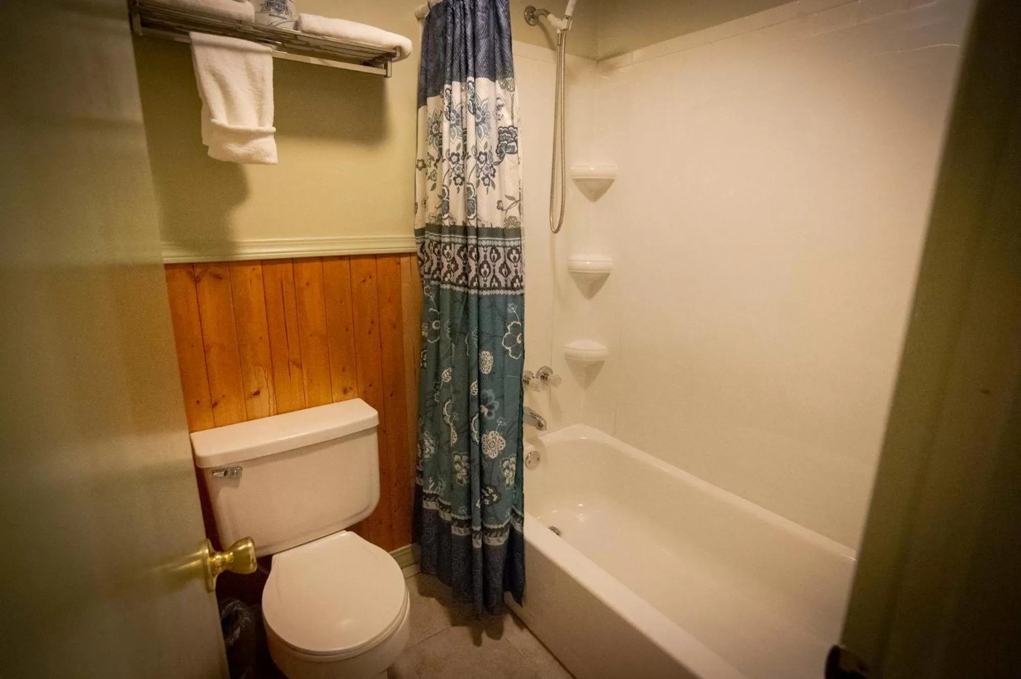 Bathroom in Sherwood Court Cottages