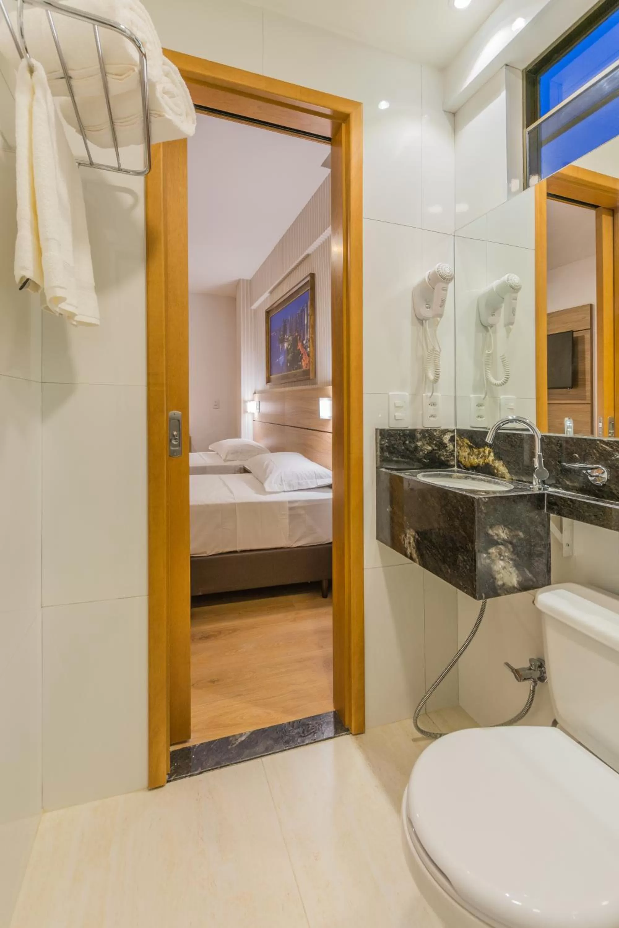 Bathroom, Bed in Bristol Guararapes Fortaleza Centro de Eventos