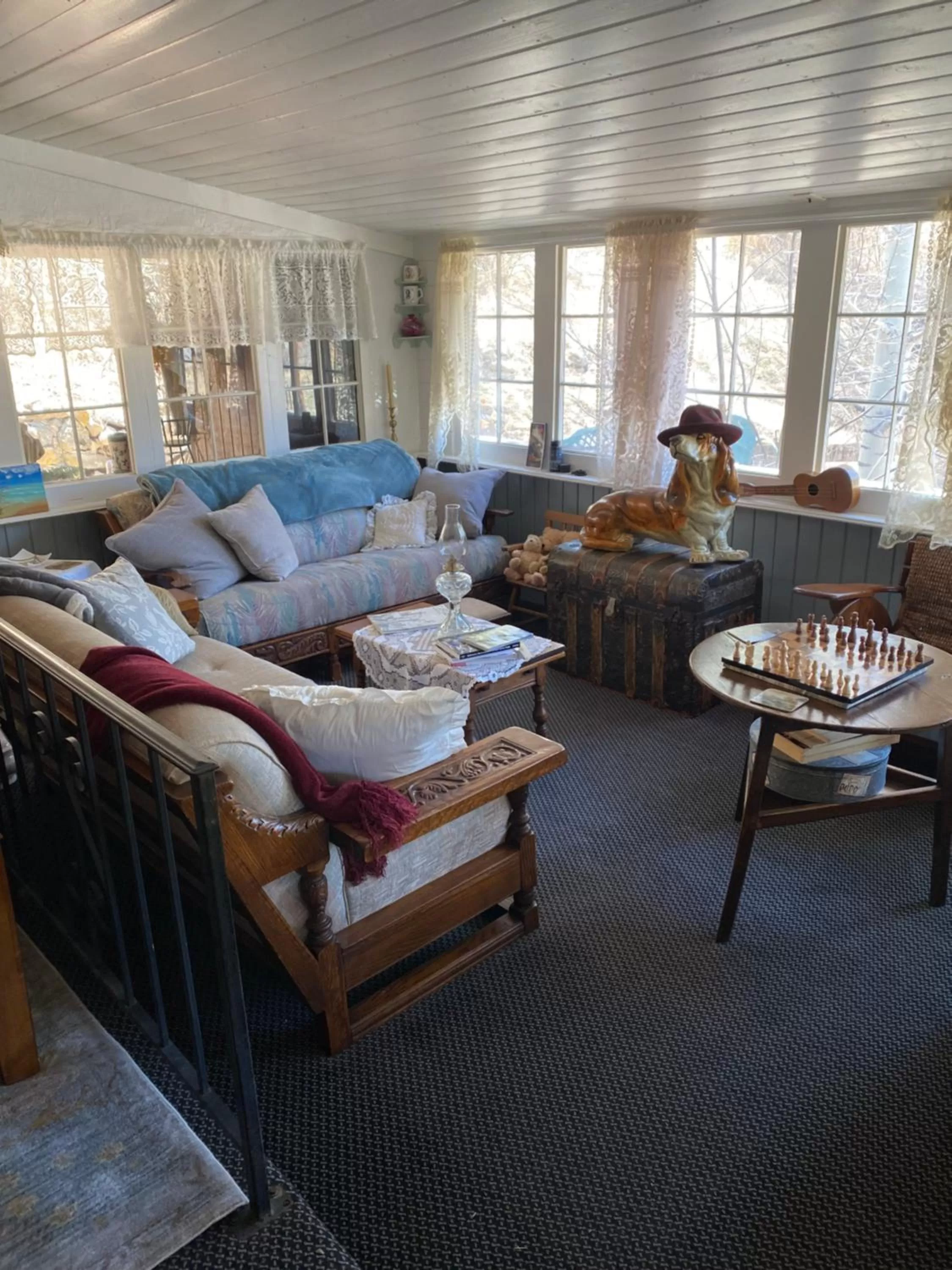 Communal lounge/ TV room in Inn of Glen Haven