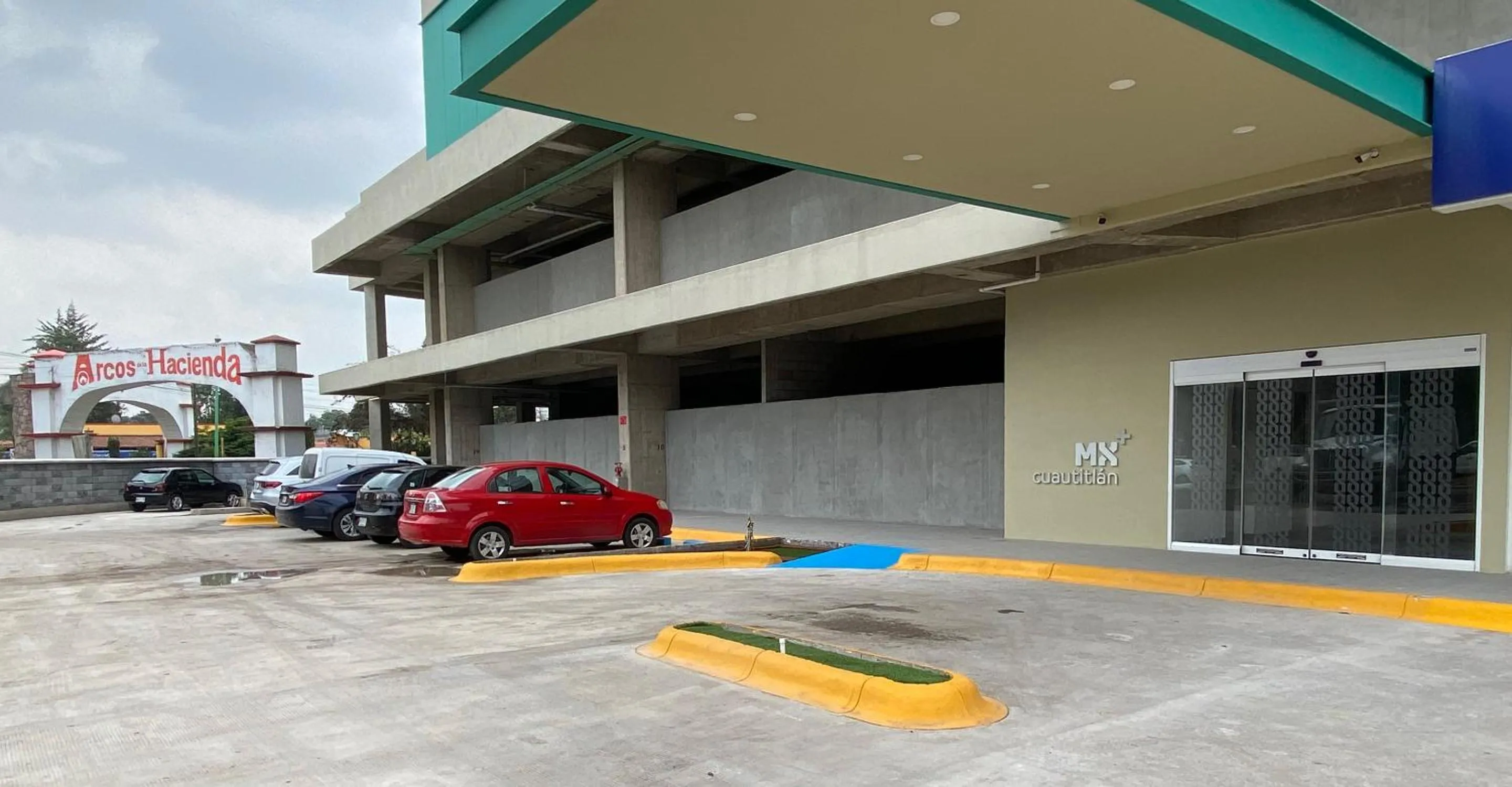 Parking in Hotel MX mas cuautitlan Izcalli, Trademark by Wyndham