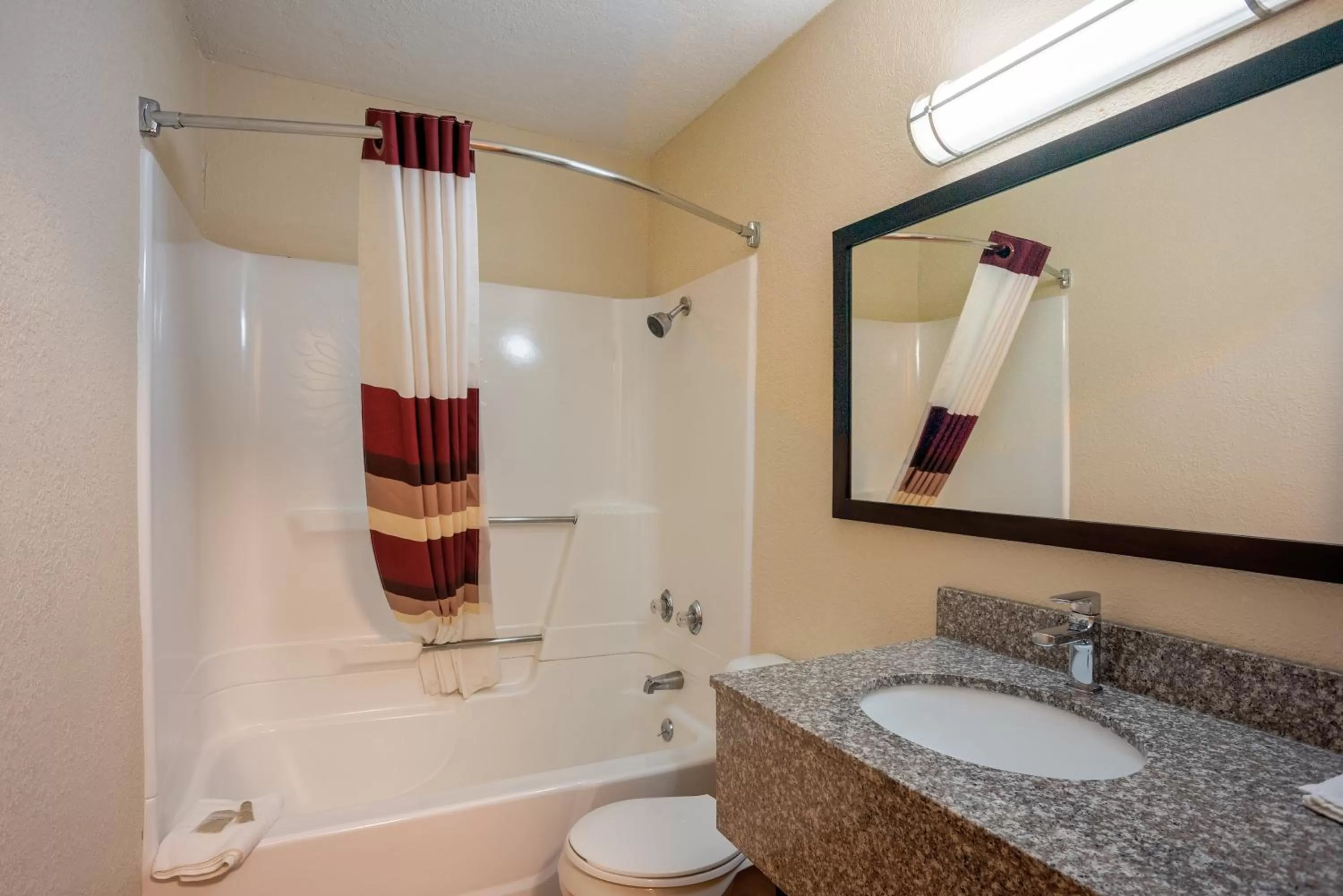 Bathroom in Red Roof Inn Des Moines