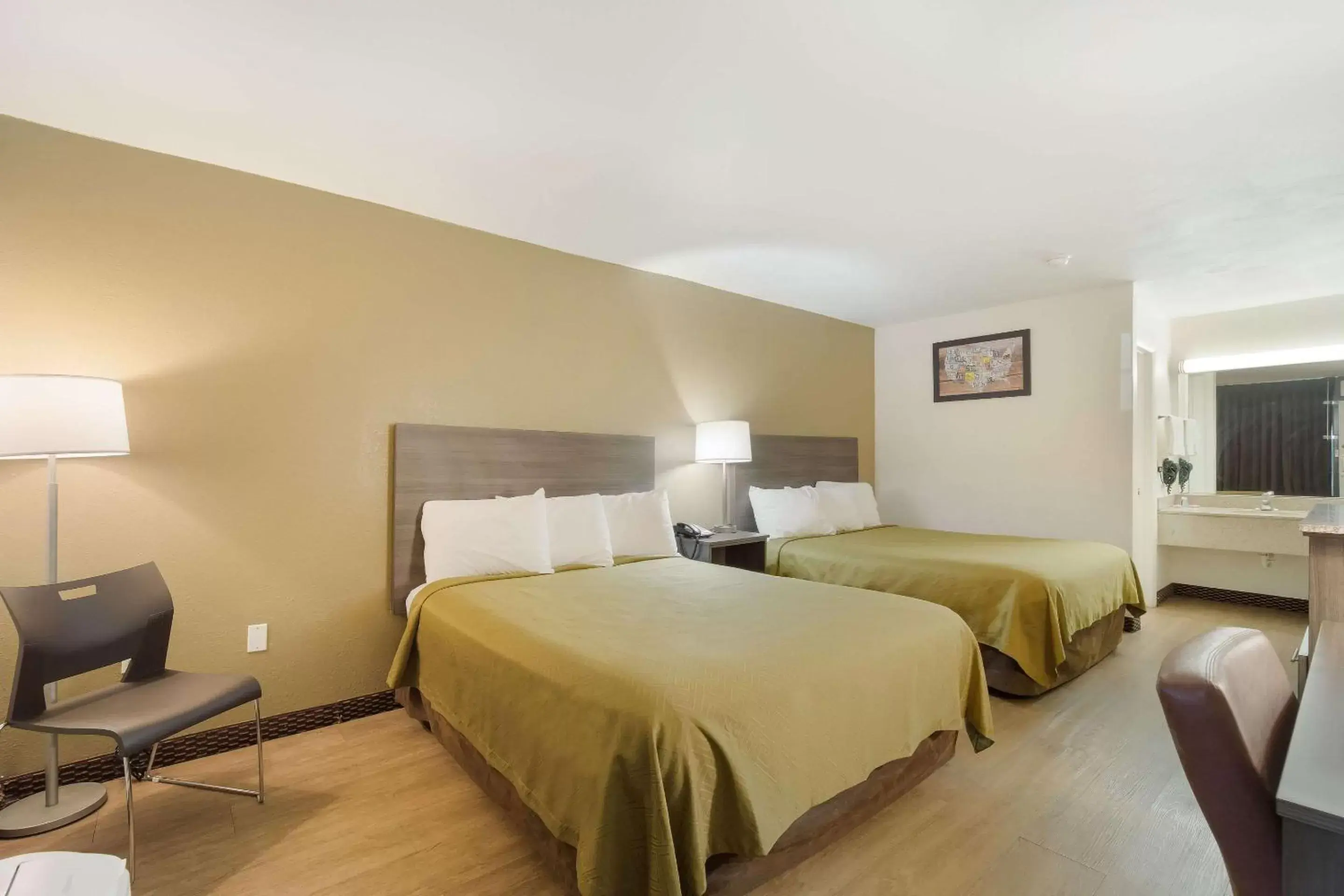 Double Queen Room - Non-Smoking in Econo Lodge Double Queen Room - Non-Smoking in Econo Lodge