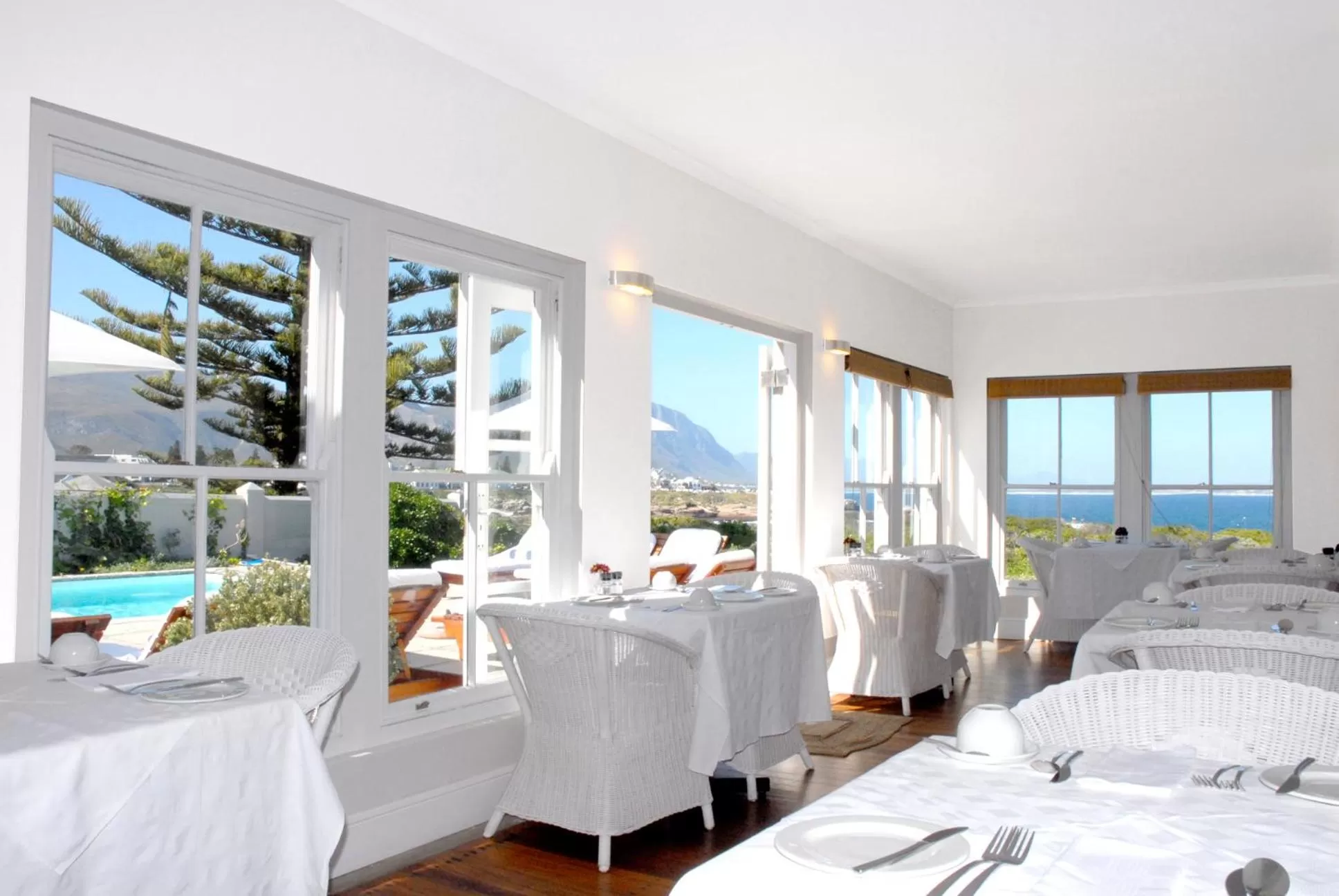 Seating area, Bed in 11 WESTCLIFF RENTALS