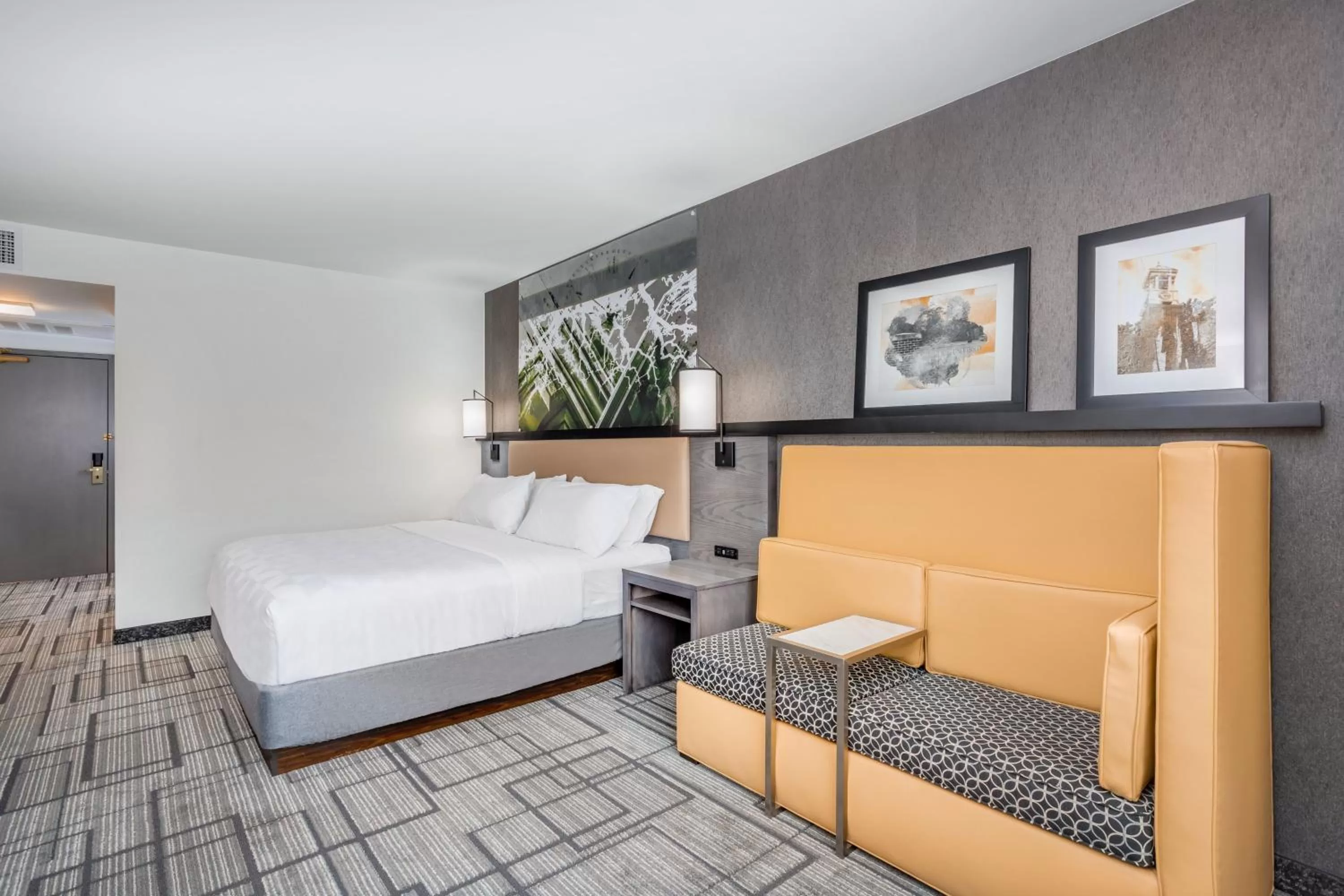 Photo of the whole room, Bed in Holiday Inn Lafayette-City Centre by IHG