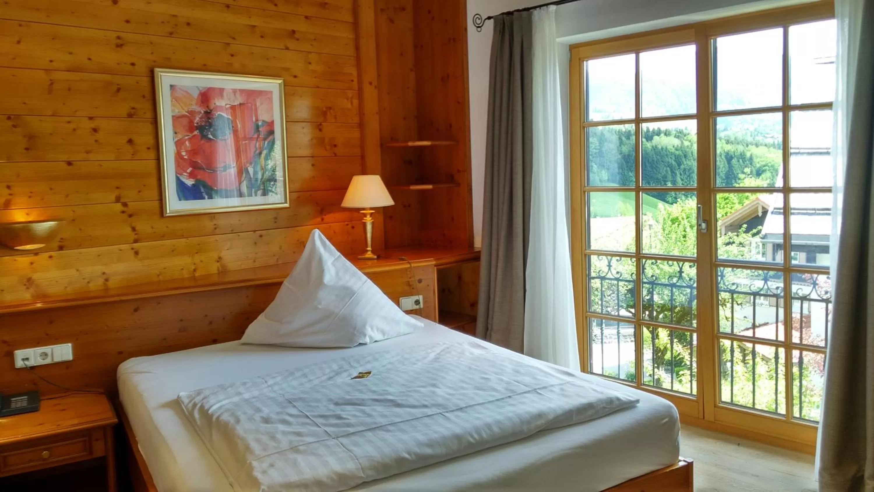 Photo of the whole room, Bed in Hotel Bayerischer Hof