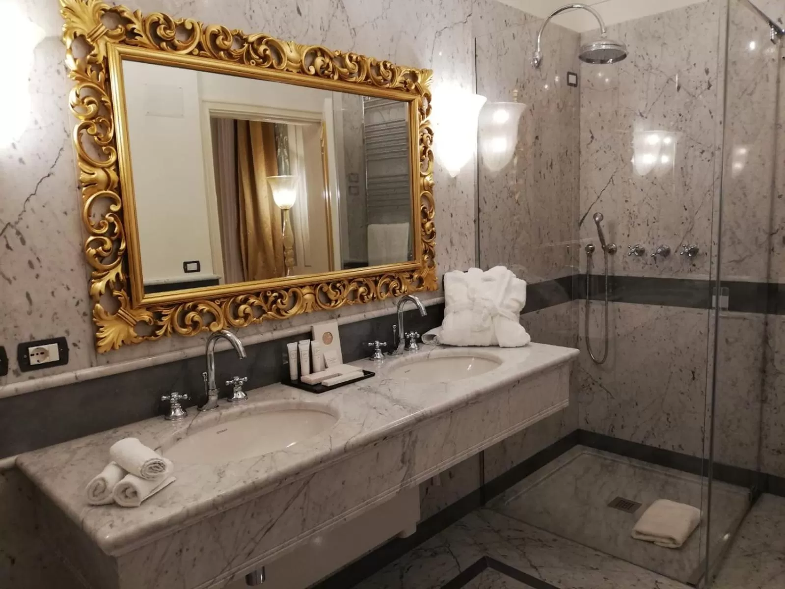 Bathroom in Ca' Bonfadini Historic Experience