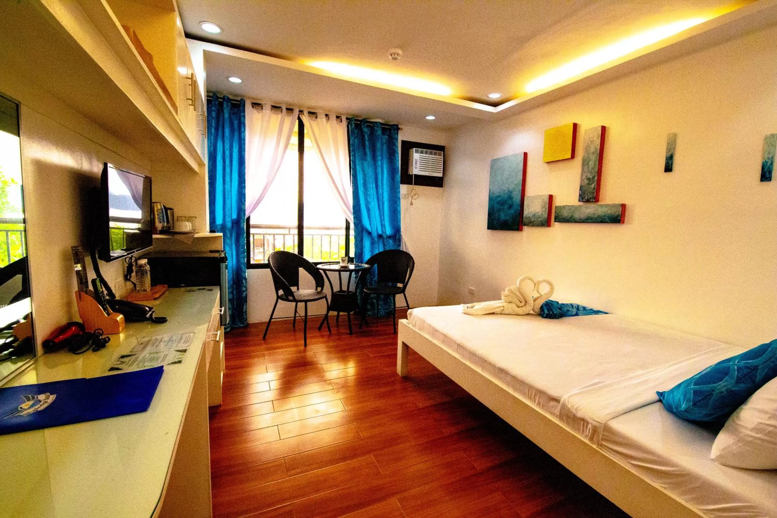 Photo of the whole room, Bed in Skylodge Resort