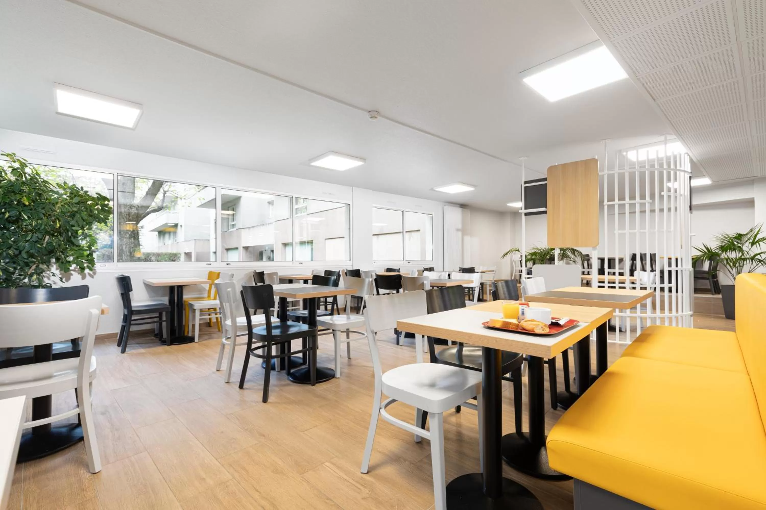 Buffet breakfast in B&B HOTEL Lyon Centre Monplaisir