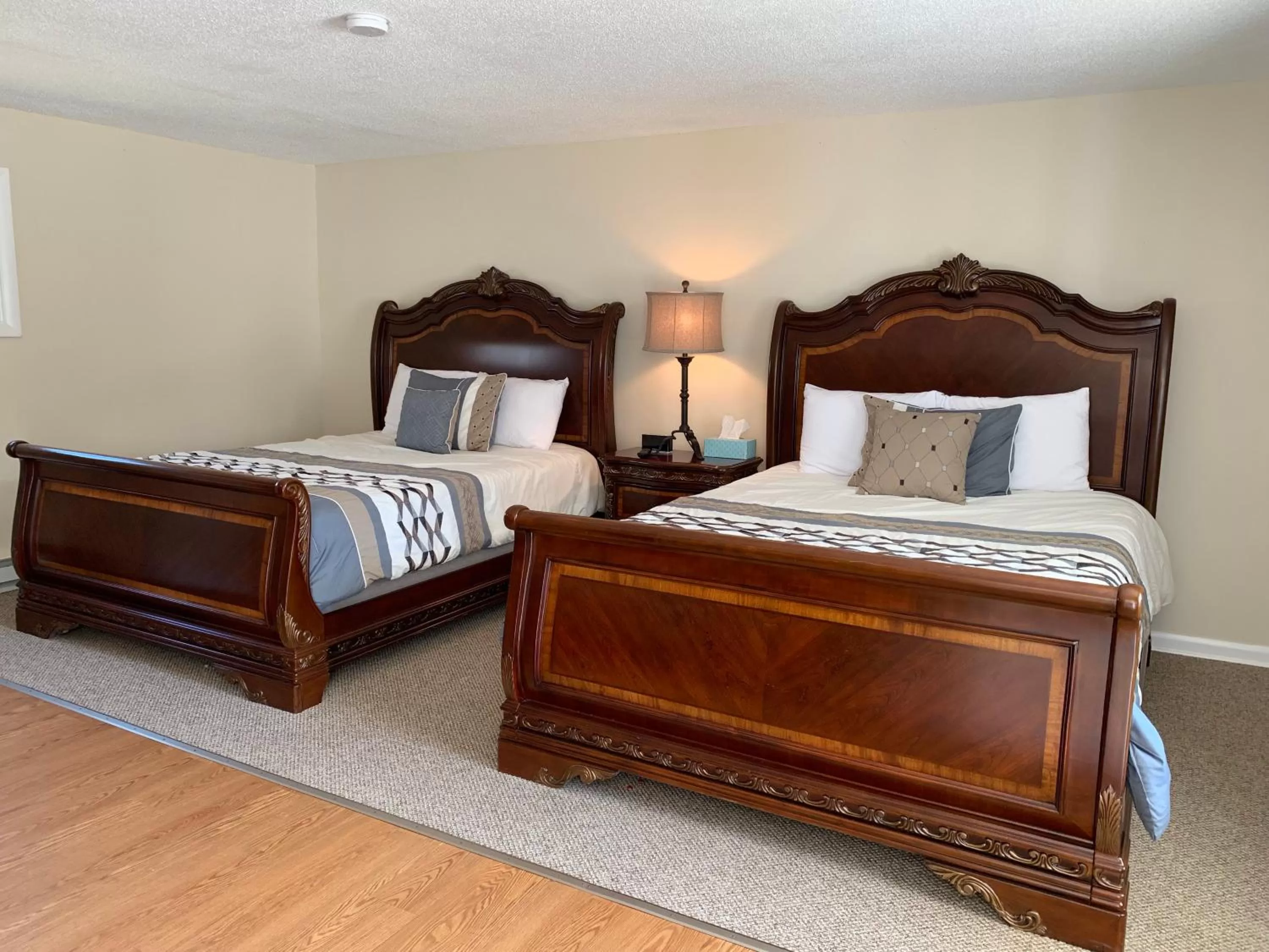 Bed in Shore Road Inn