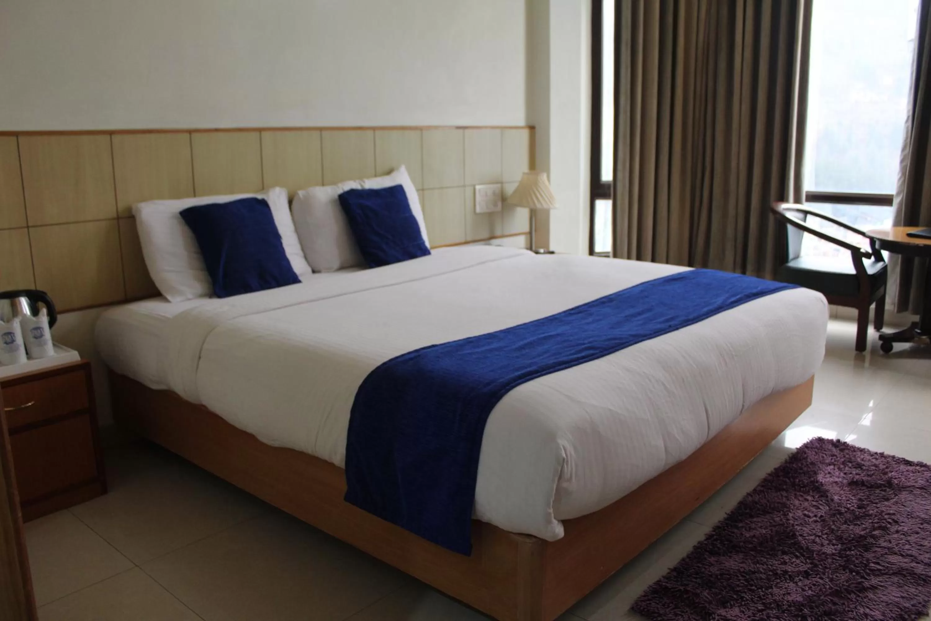 Bedroom, Bed in Hotel Broadways Inn