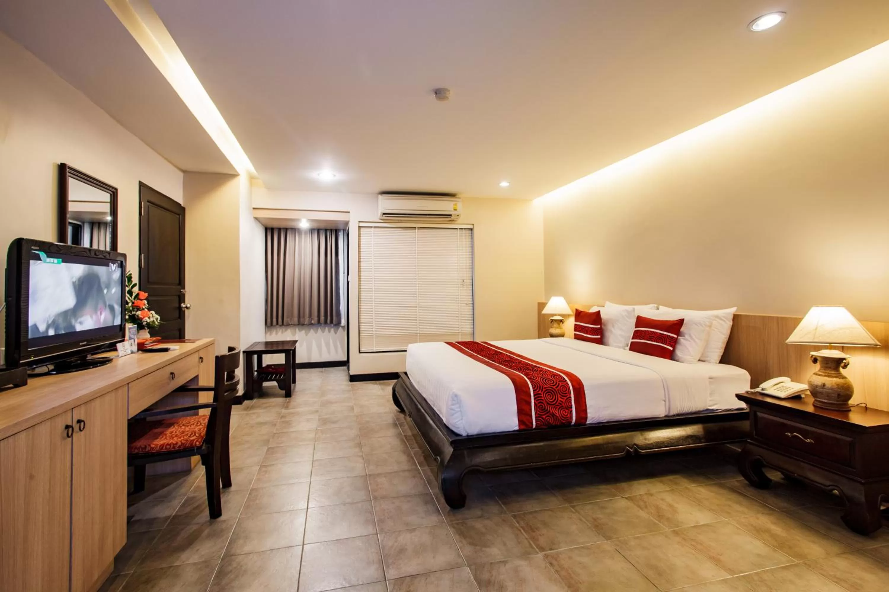 TV and multimedia, Bed in Raming Lodge Hotel