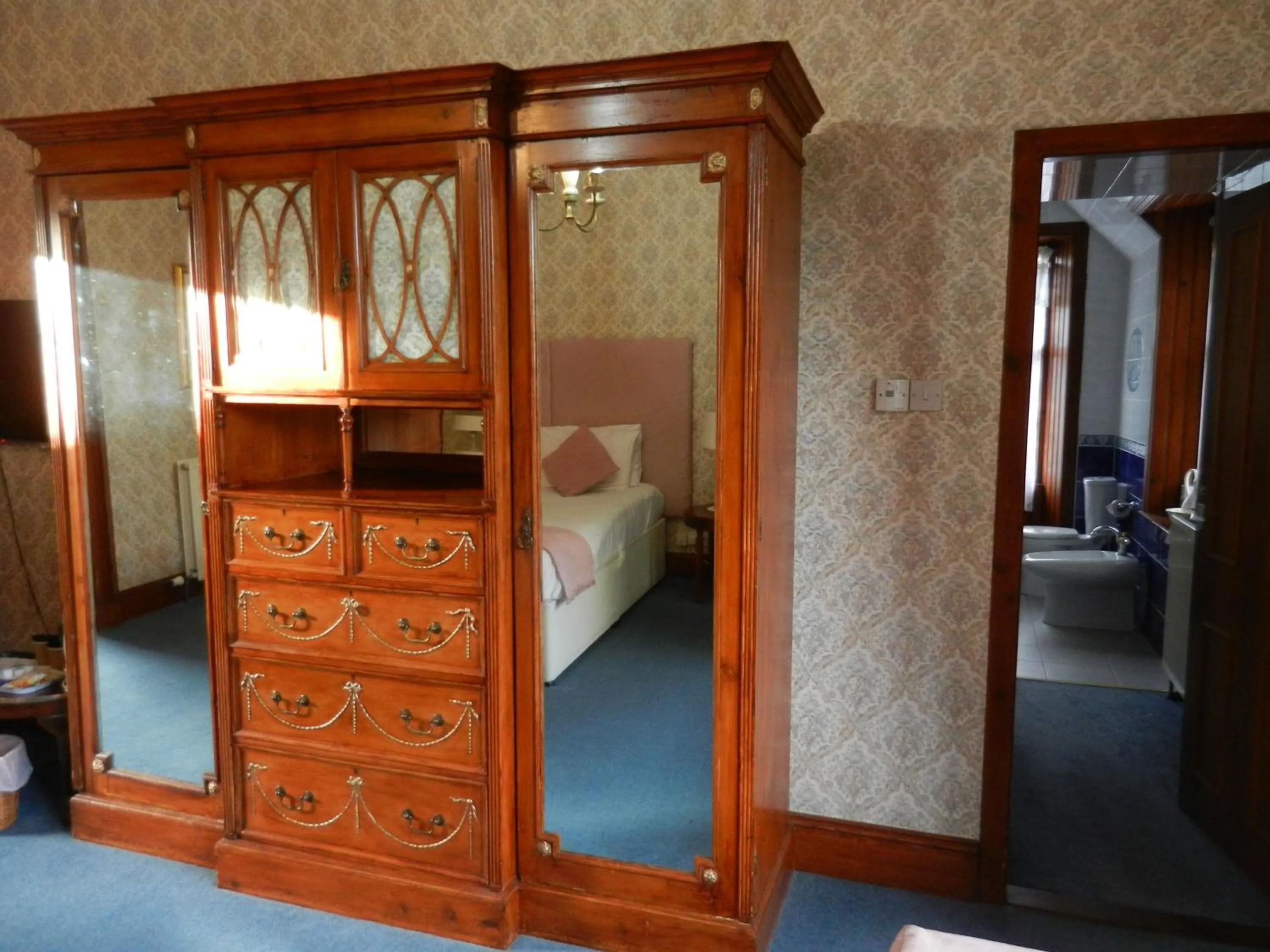 storage, Bed in Mansfield Castle Hotel