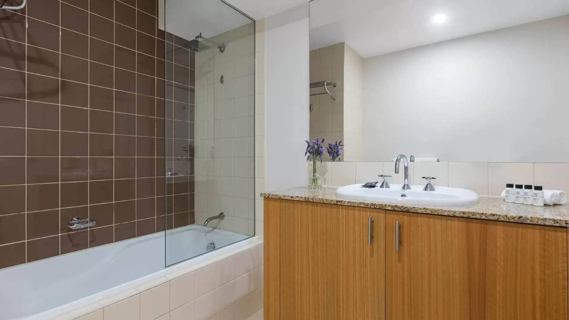 Studio Apartment with City View - No Housekeeping in Oaks Melbourne on Market Hotel Studio Apartment with City View - No Housekeeping in Oaks Melbourne on Market Hotel