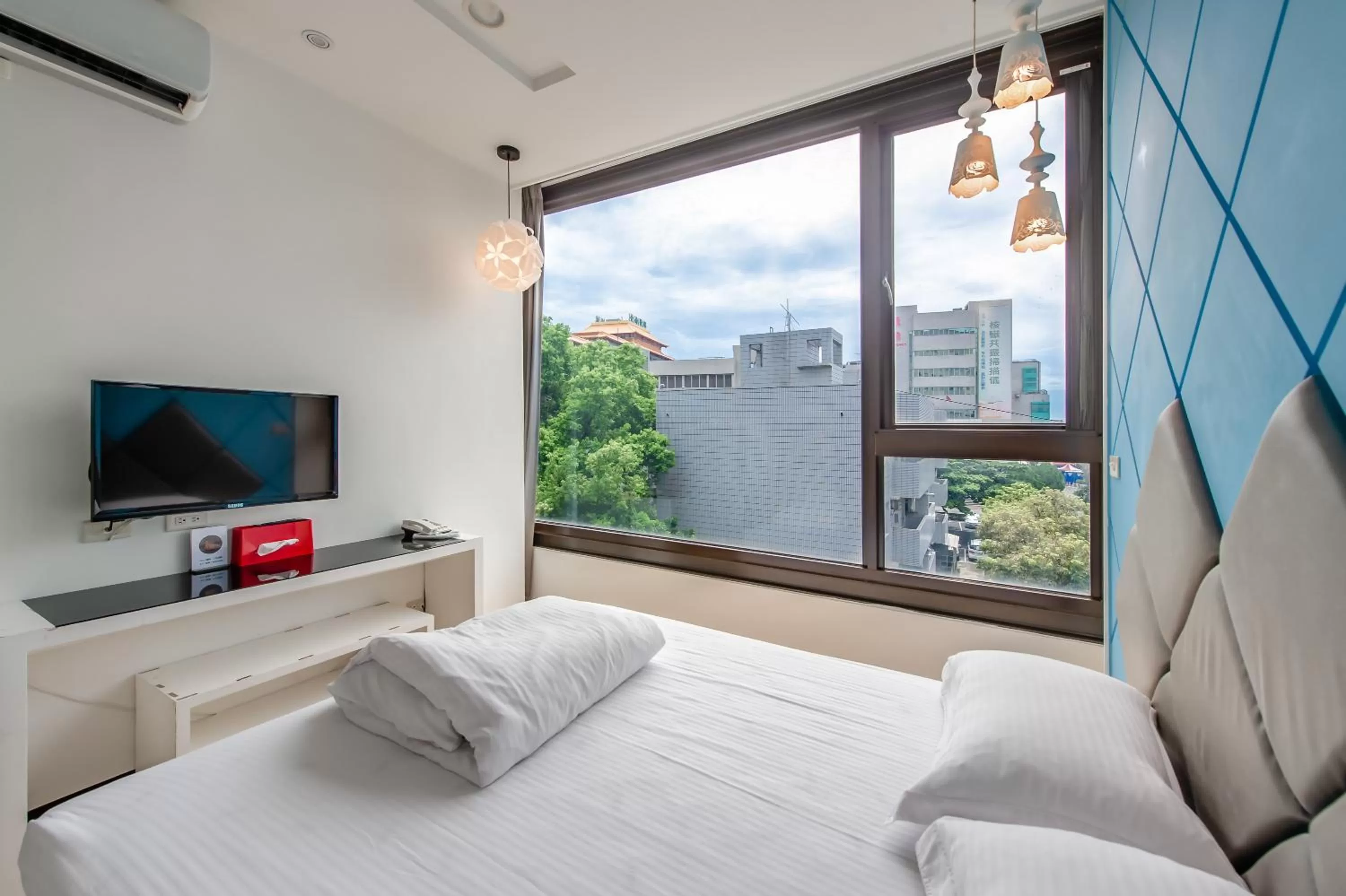 TV and multimedia, Bed in lightness Station Inn