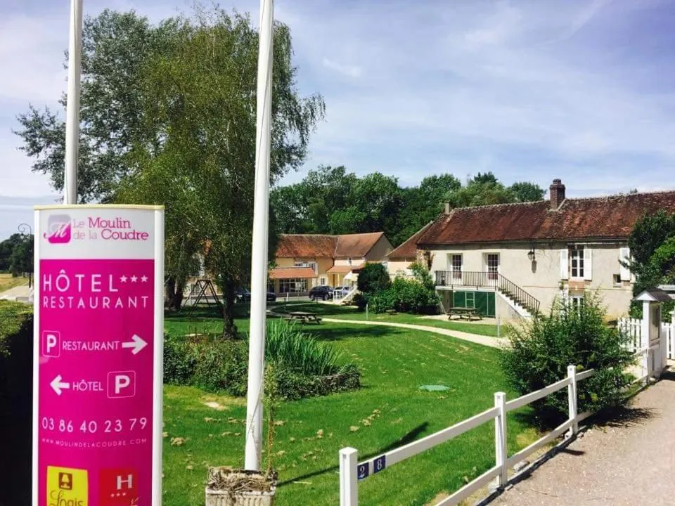Facade/entrance in Logis Hôtel Restaurant Le Moulin de la Coudre