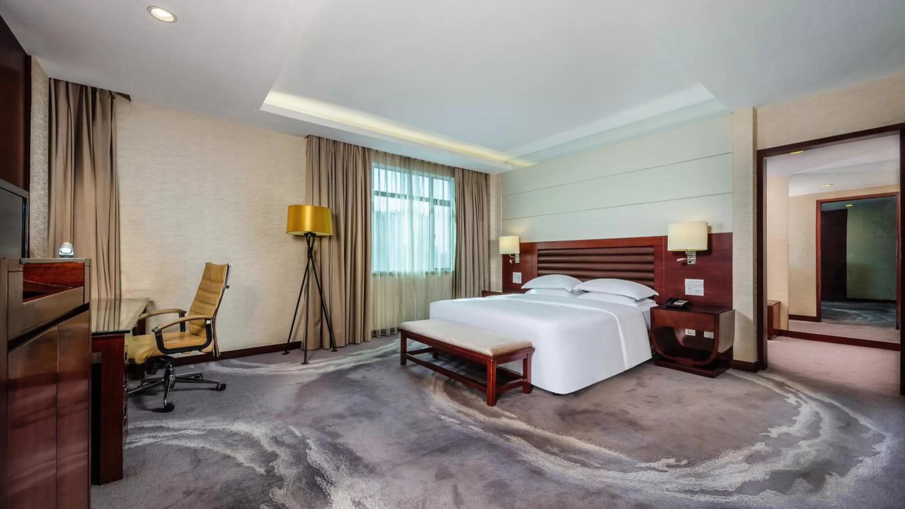 Photo of the whole room, Bed in Crowne Plaza Foshan by IHG