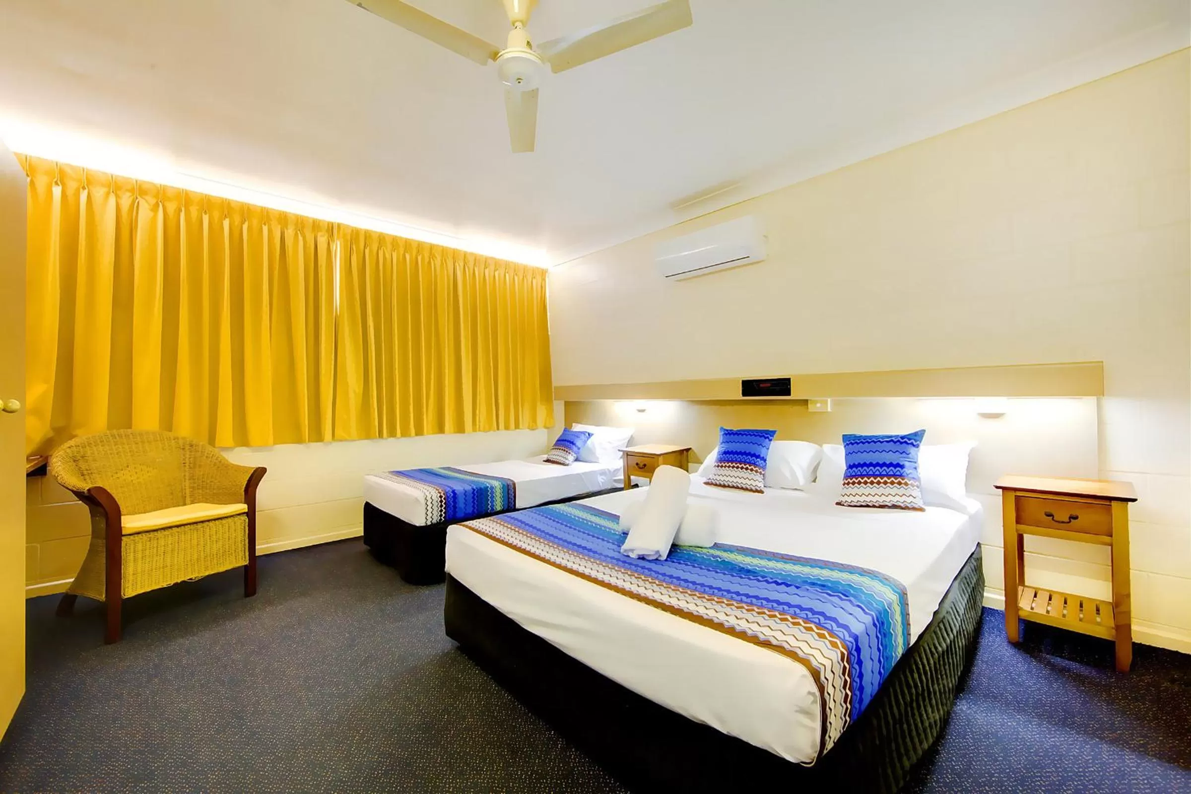 Bedroom, Bed in Raintree Motel