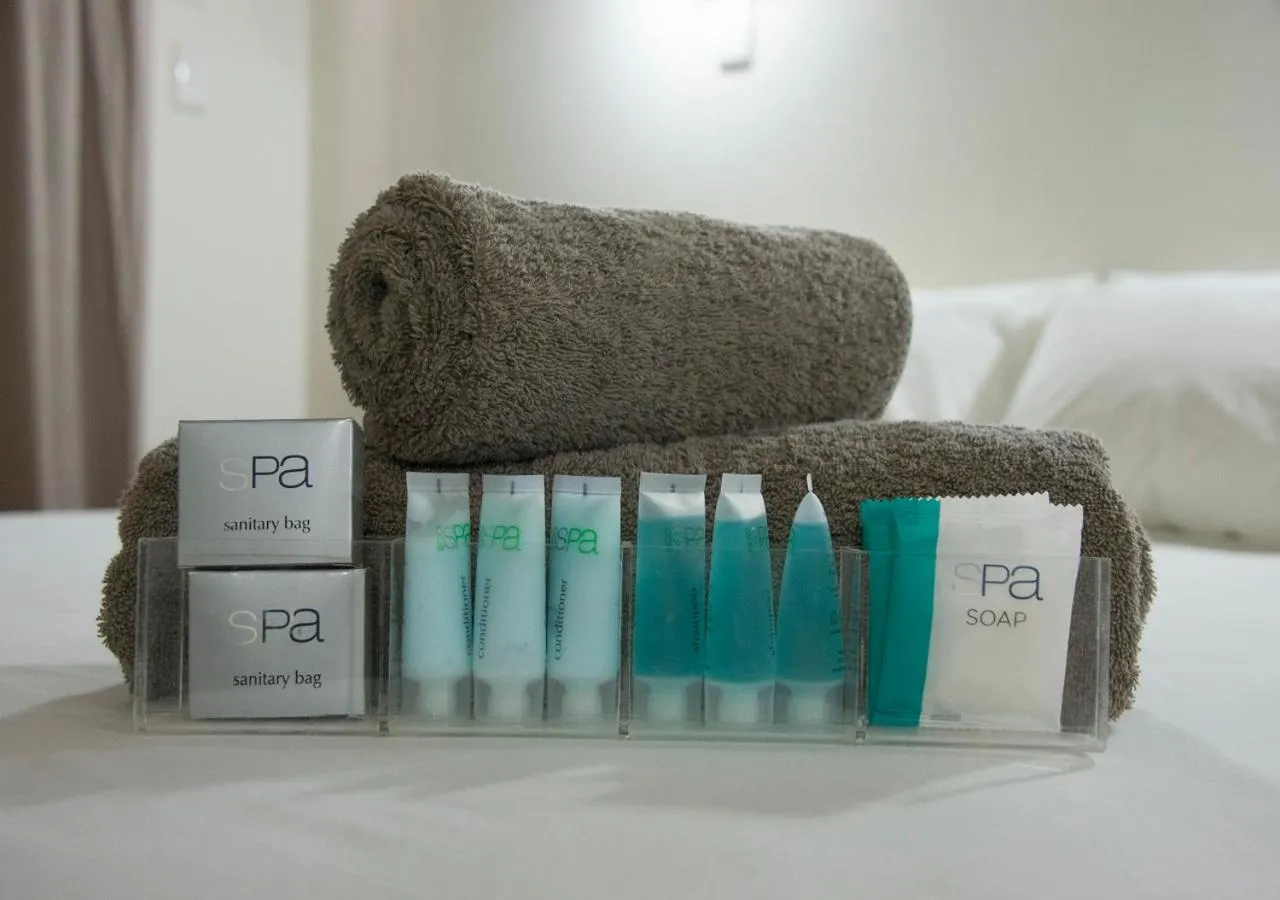 Bathroom, Bed in Roebuck Bay Hotel