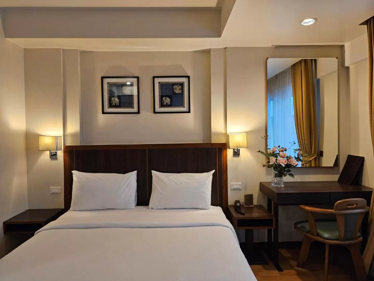 Bedroom, Bed in Dynasty Inn