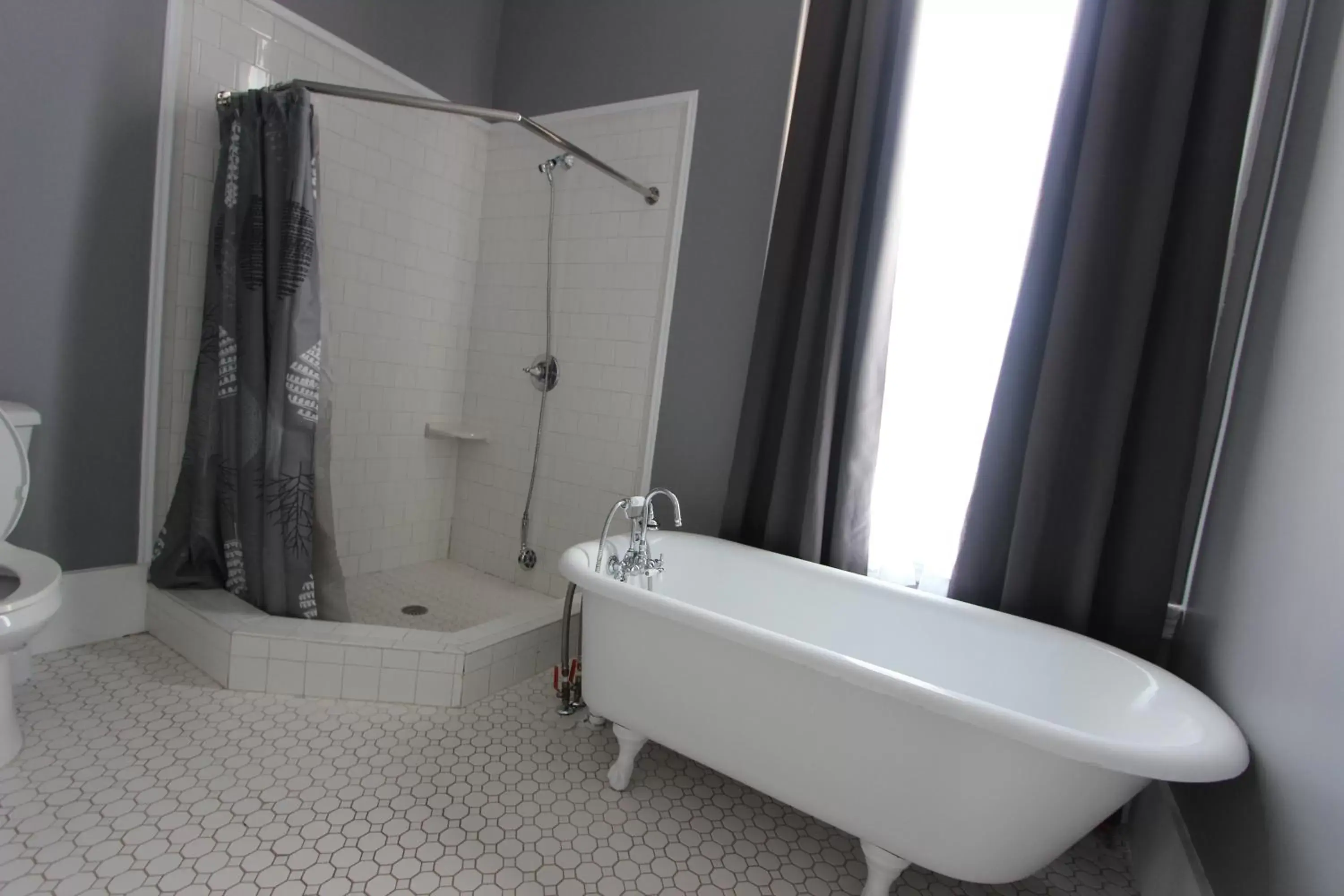 White Suite Main House Upstairs in The George Manor White Suite Main House Upstairs in The George Manor