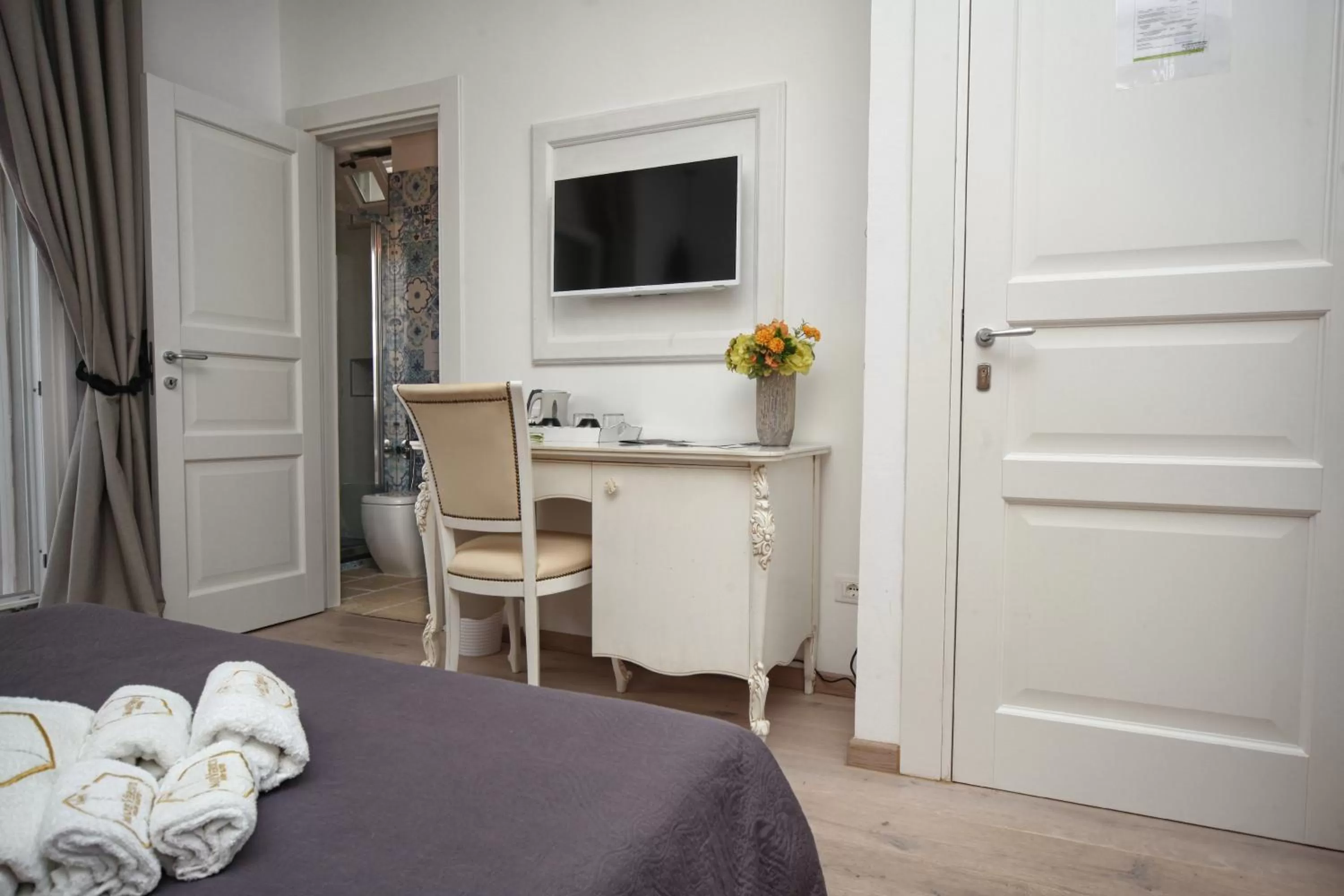 Communal lounge/ TV room in Mare Versus Luxury Suites