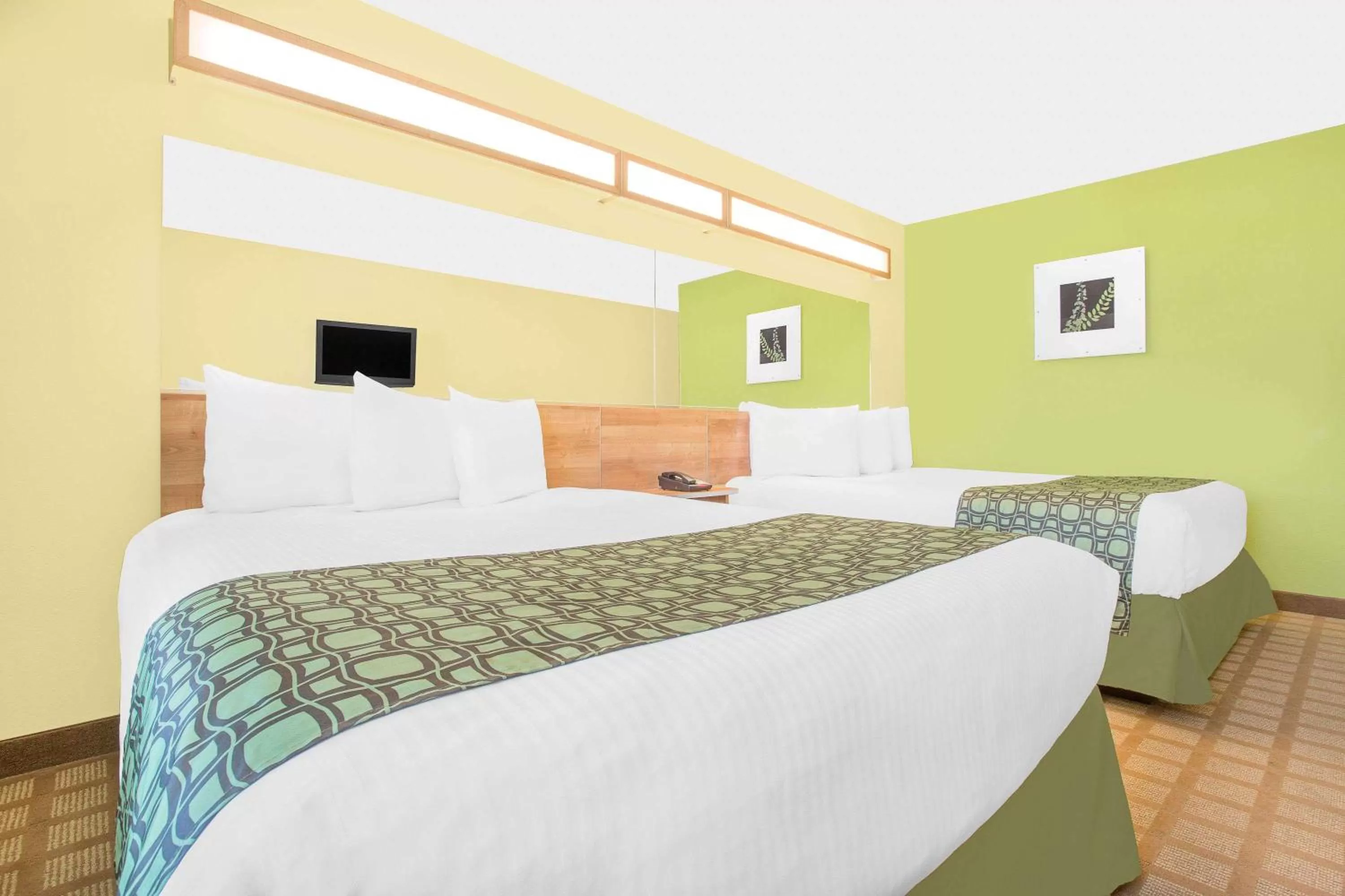 Photo of the whole room, Bed in Microtel Inn & Suites by Wyndham Tuscumbia/Muscle Shoals