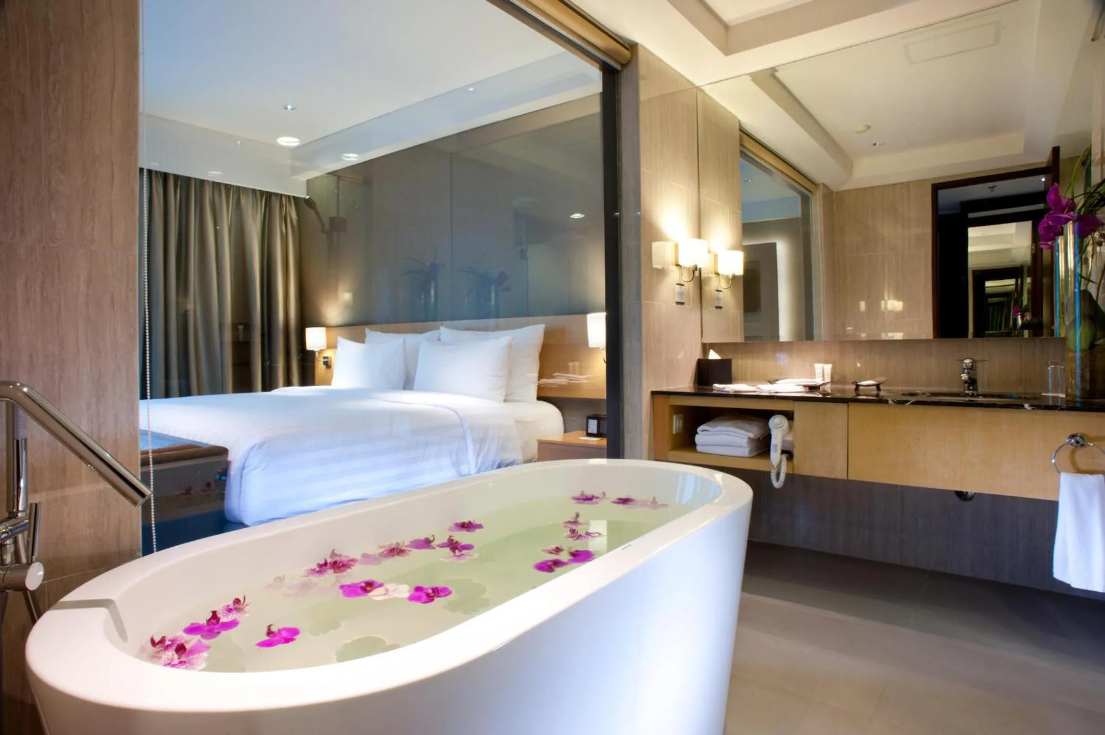 Bed in JS Luwansa Hotel & Convention Center