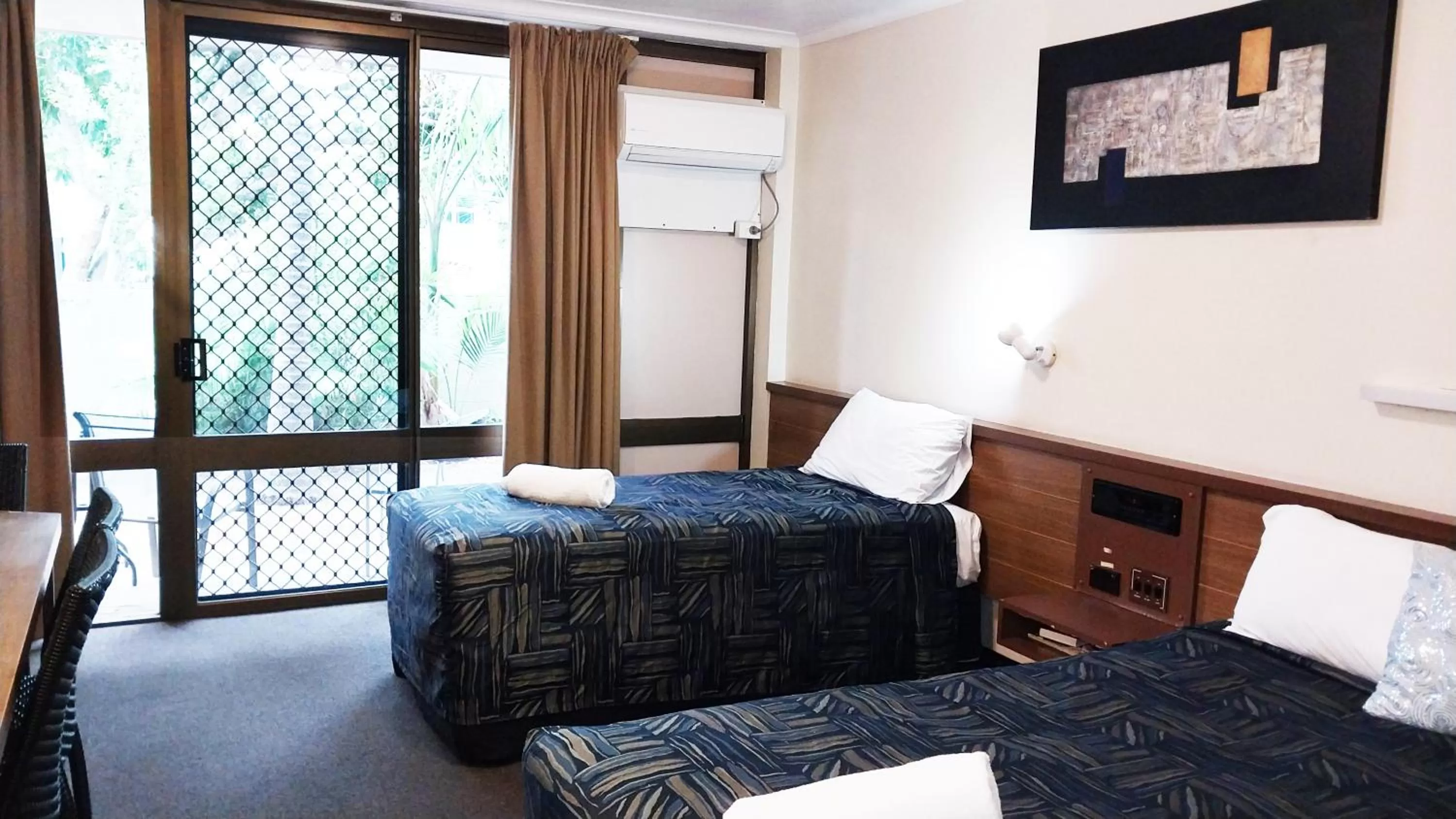 View (from property/room), Bed in Miners Lodge Motor Inn