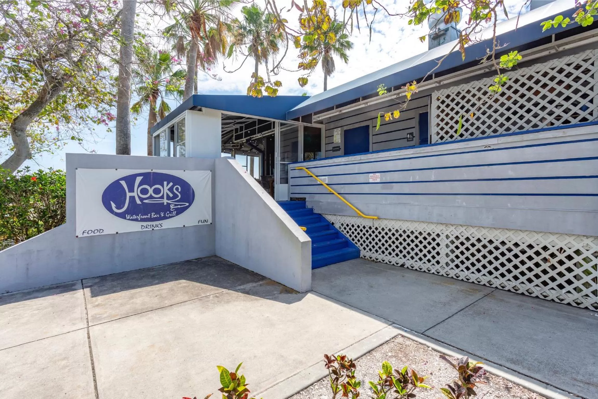 Restaurant/places to eat in TAMPA BAY, BEACH step away, WIFI, FREE PARKING,POOLS, JACUZZI