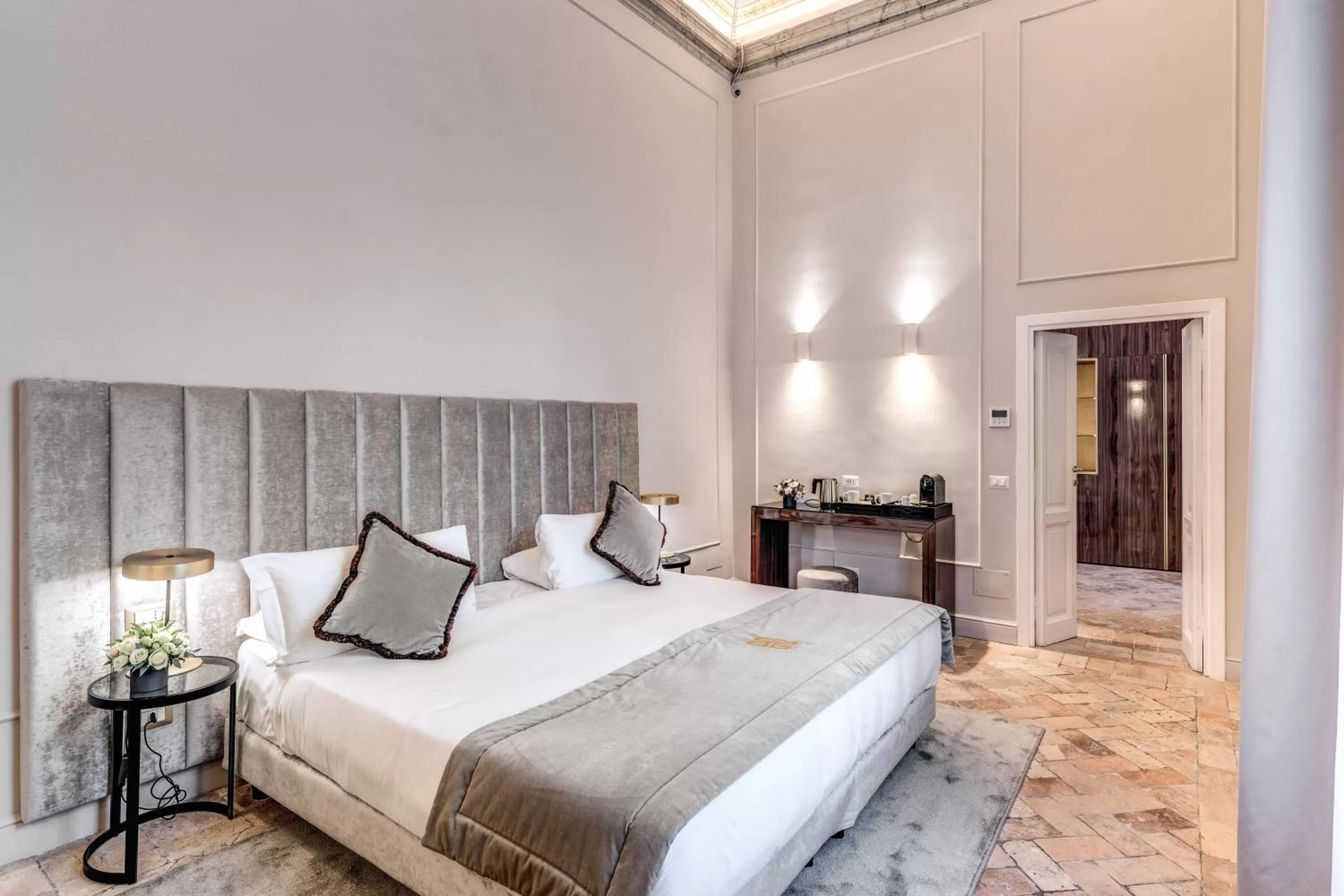 Photo of the whole room, Bed in Eitch Borromini Palazzo Pamphilj