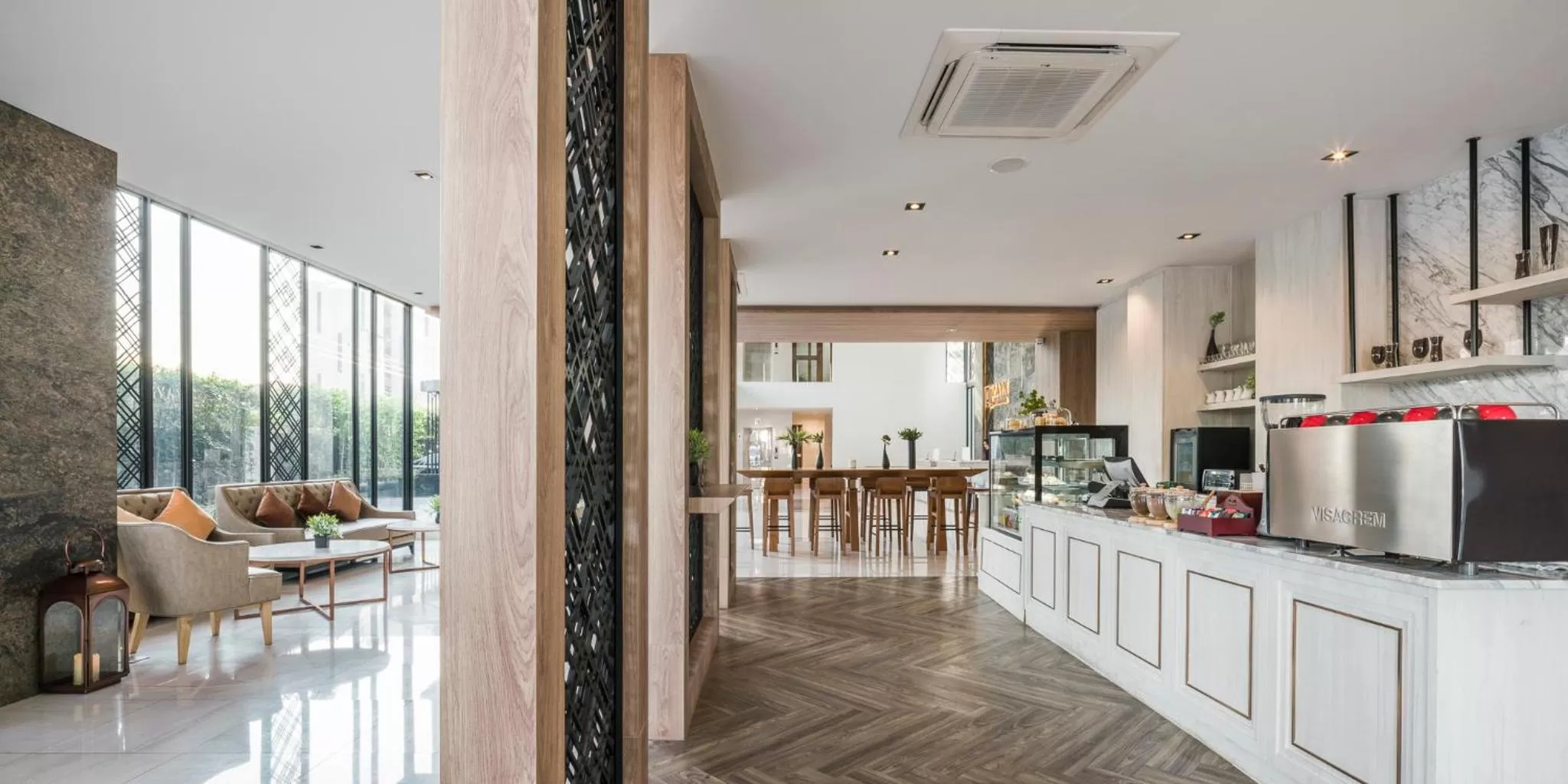 Lounge or bar in Zayn Hotel Bangkok - Airport Link Access