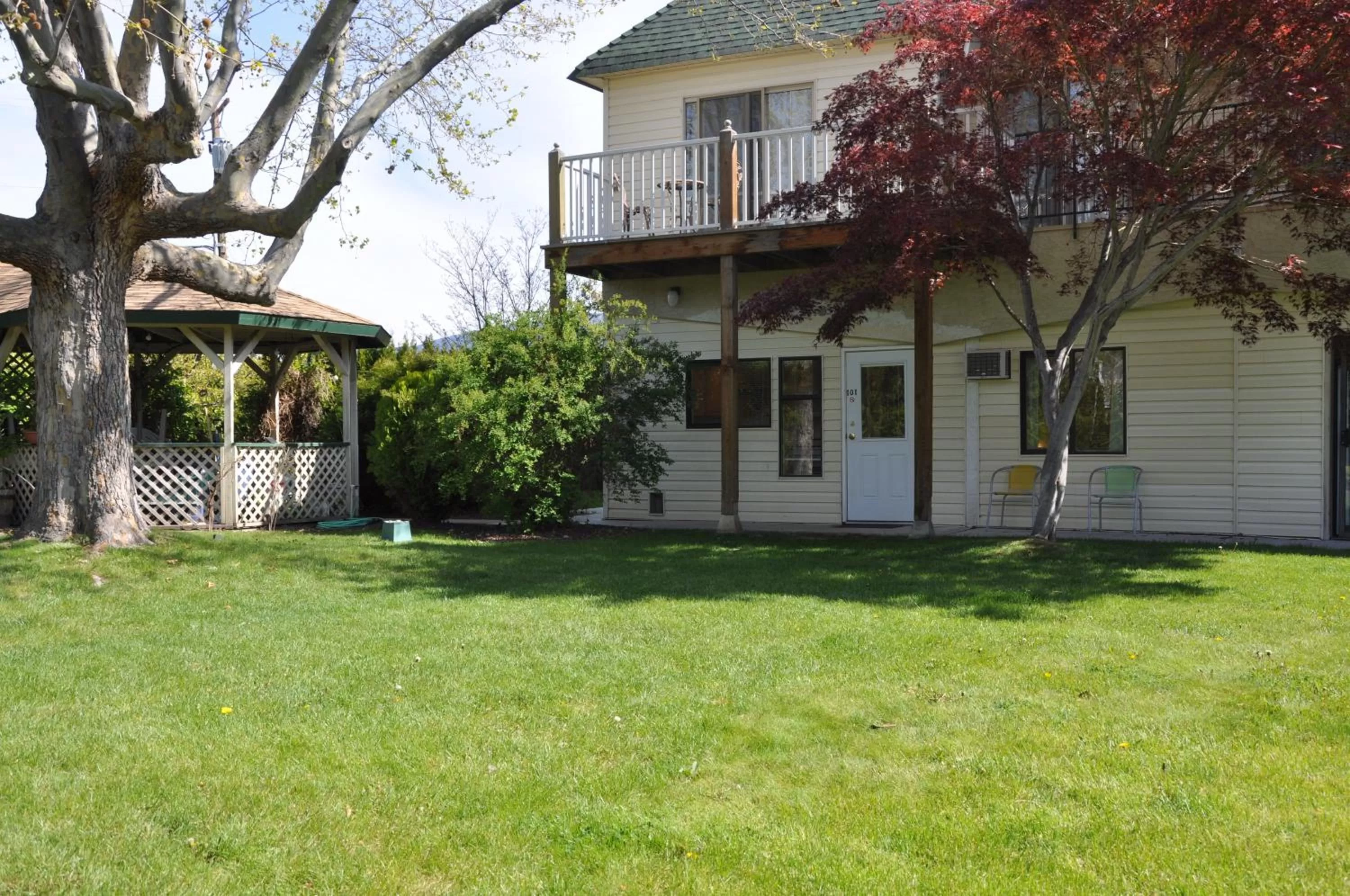 Facade/entrance in Summerland Motel