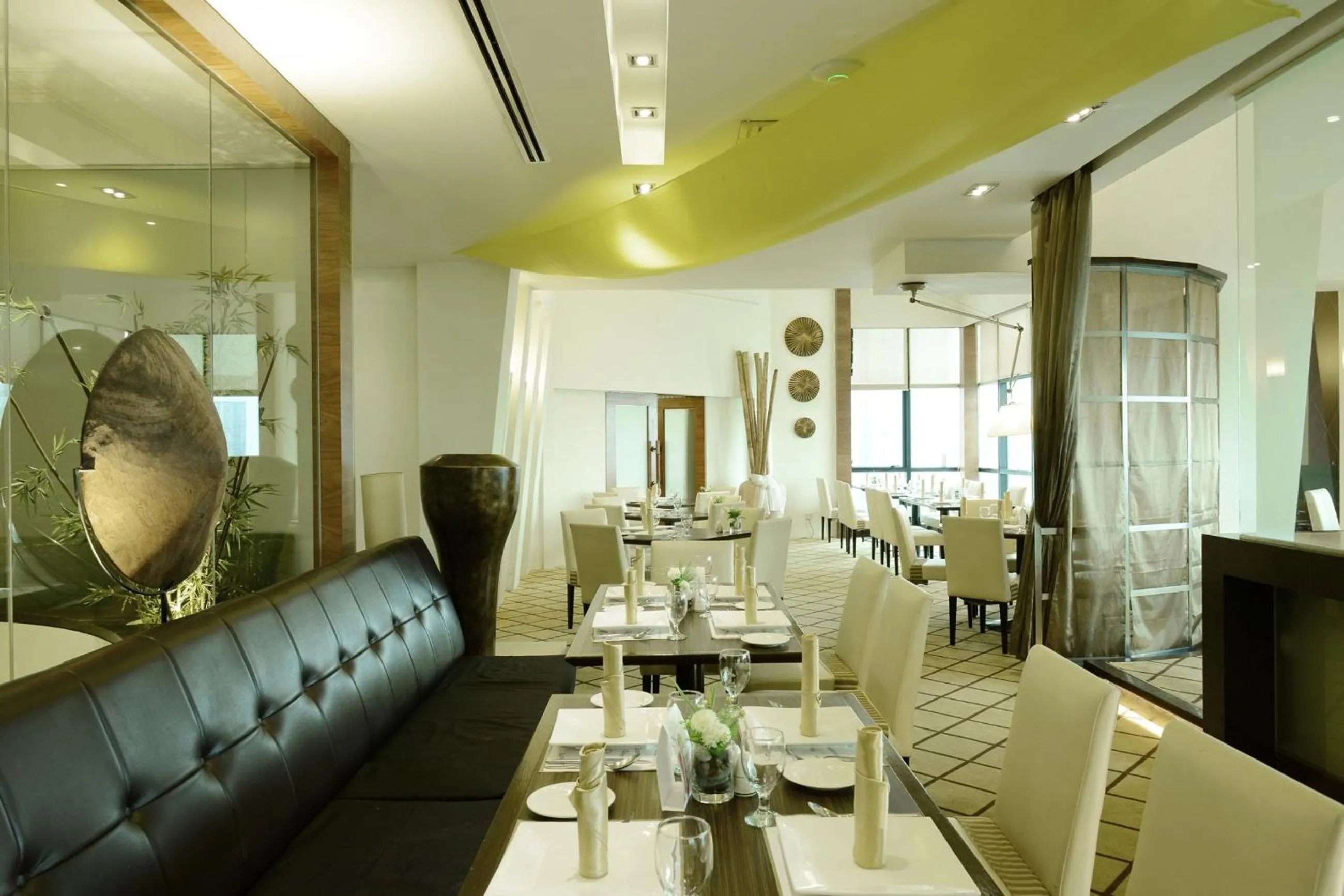 Restaurant/places to eat in Pacific Regency Hotel Suites