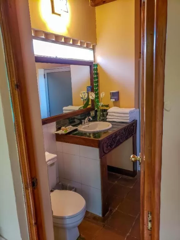 Bathroom in Hotel San Buenaventura de Atitlán