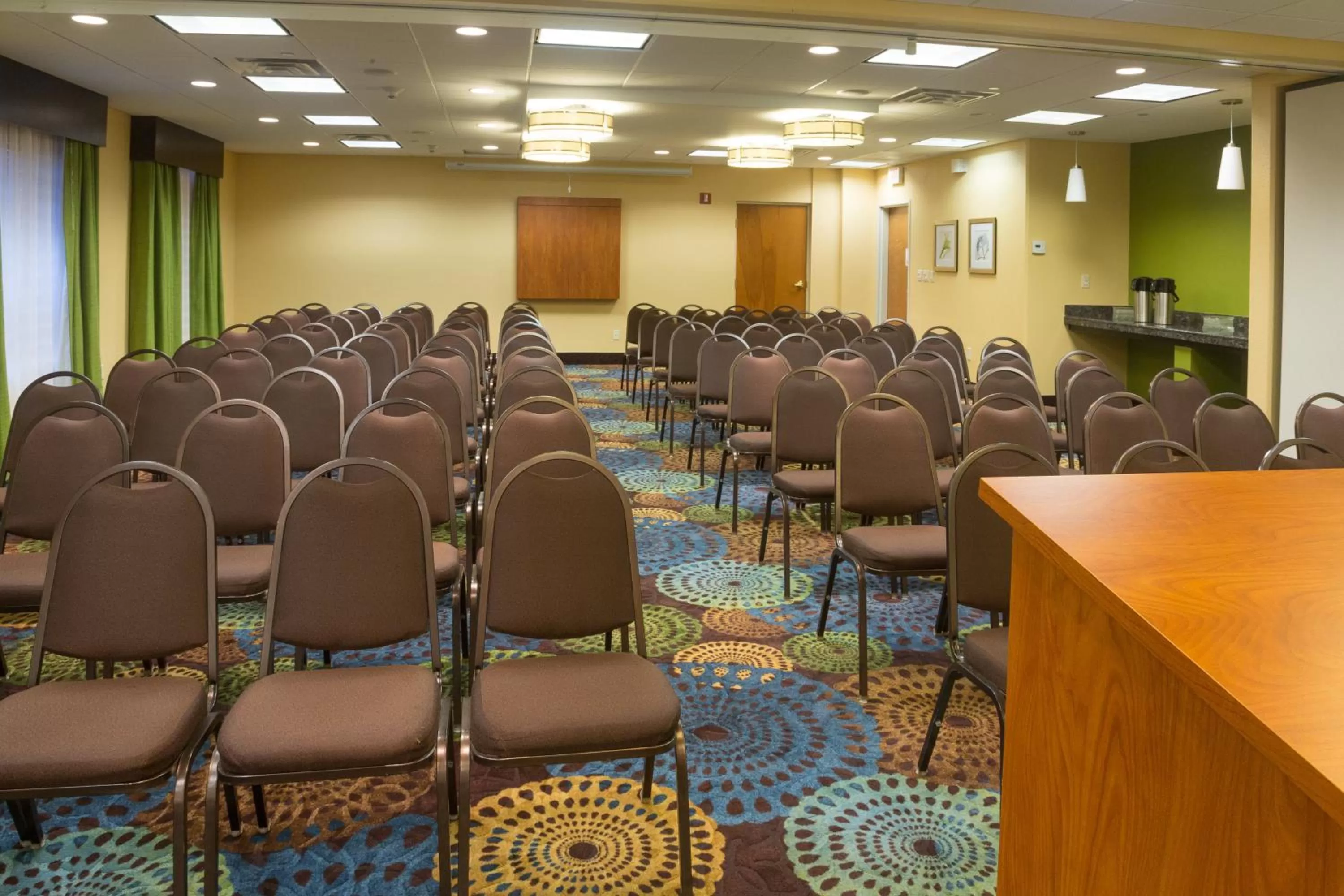 Meeting/conference room in Holiday Inn Express Hotel & Suites Jacksonville Airport by IHG