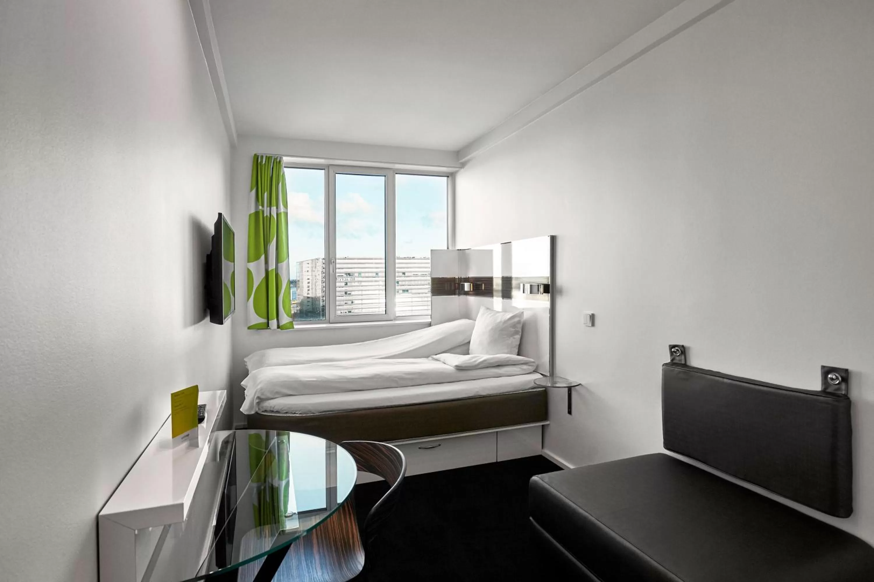 View (from property/room), Bed in Wakeup Copenhagen - Bernstorffsgade