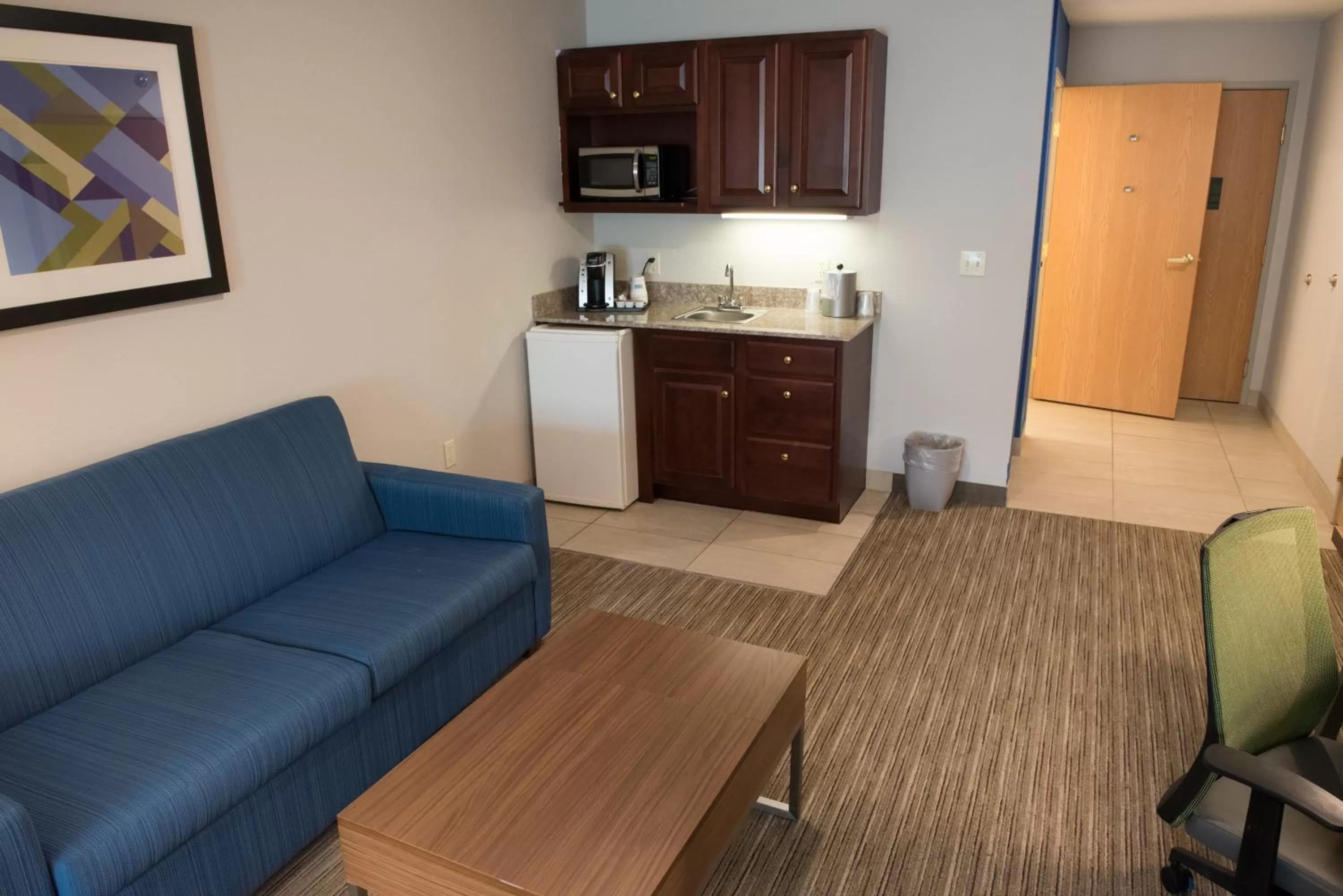 Kitchen or kitchenette in Holiday Inn Express Hotel & Suites Elkhart-South by IHG