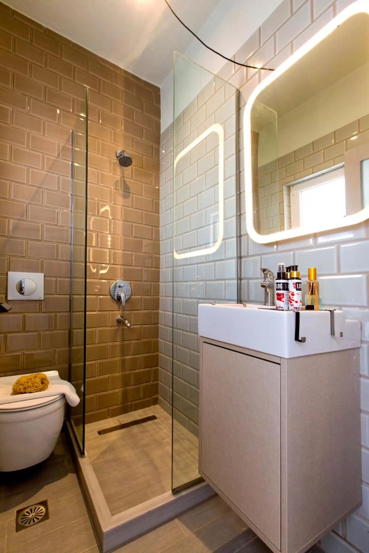 Shower in LOC HOSPITALITY Urban Suites