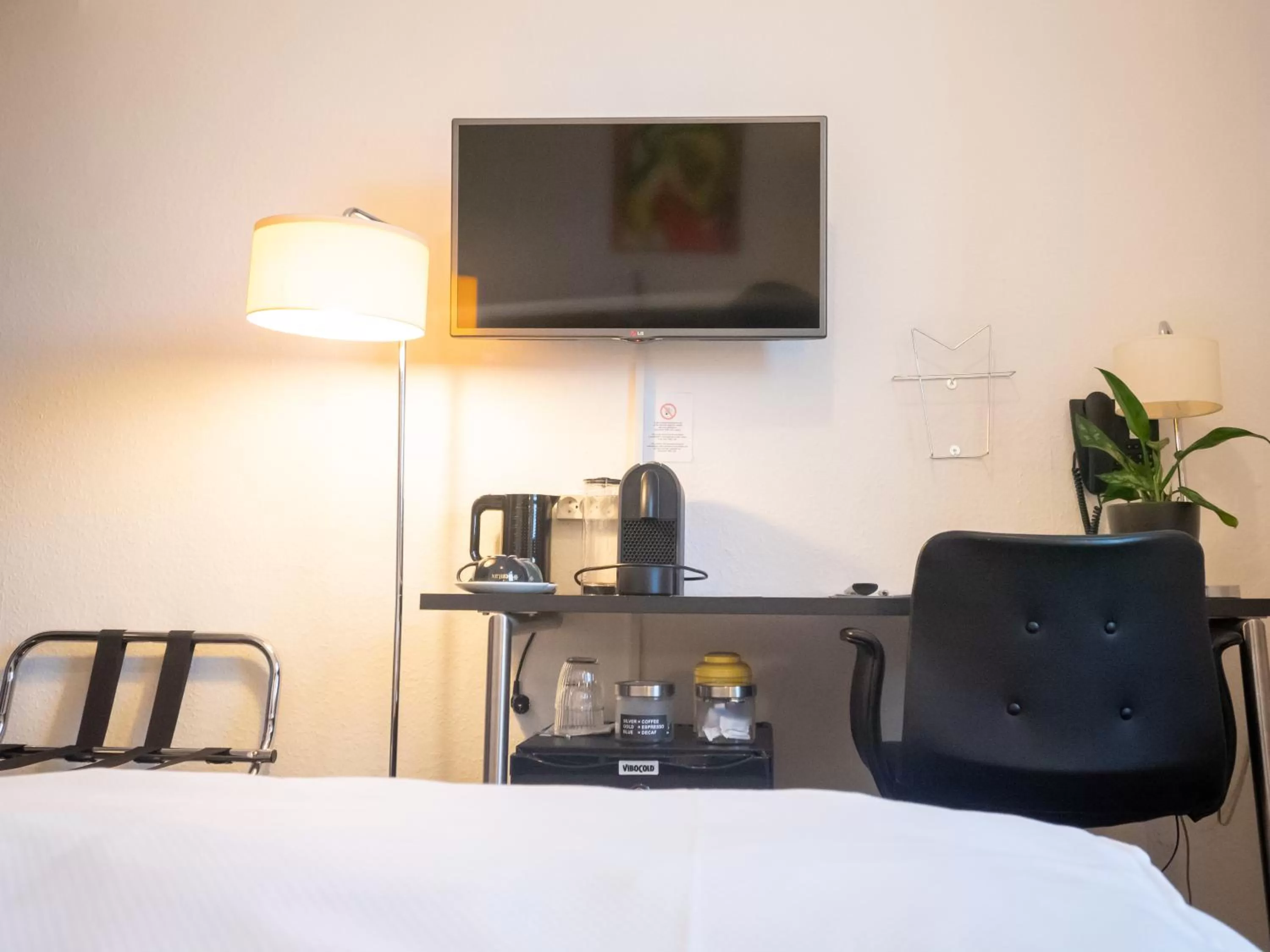 Communal lounge/ TV room, Bed in Hotel Europa